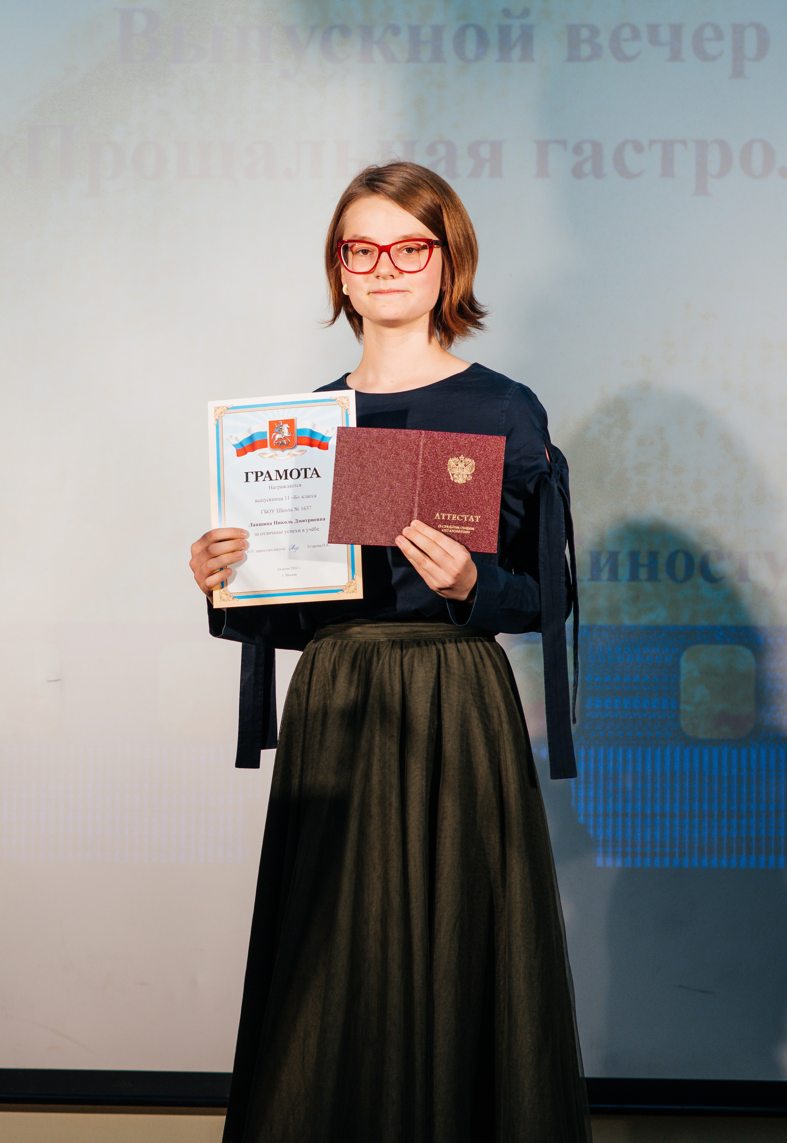 Вручение аттестатов. Выпускные альбомы в Подольске Москве и МО