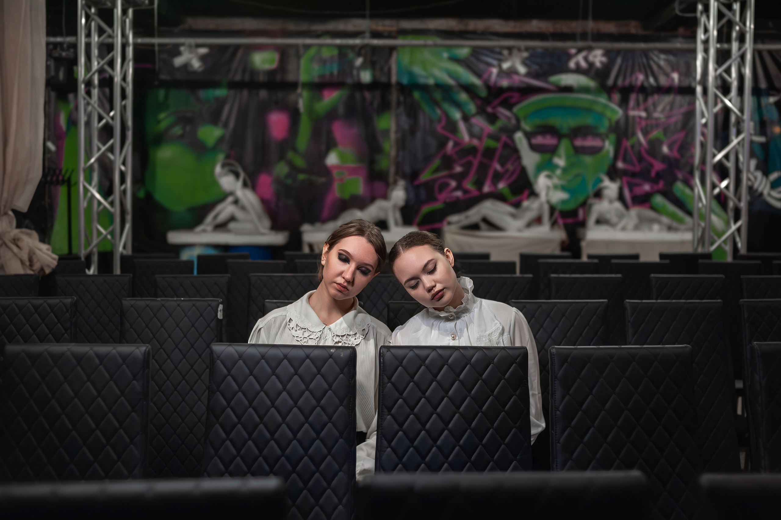 Фабрика Алафузова. Алина и Ксения. Портретный креативный творческий фотограф в Казани Михаил Бушенев