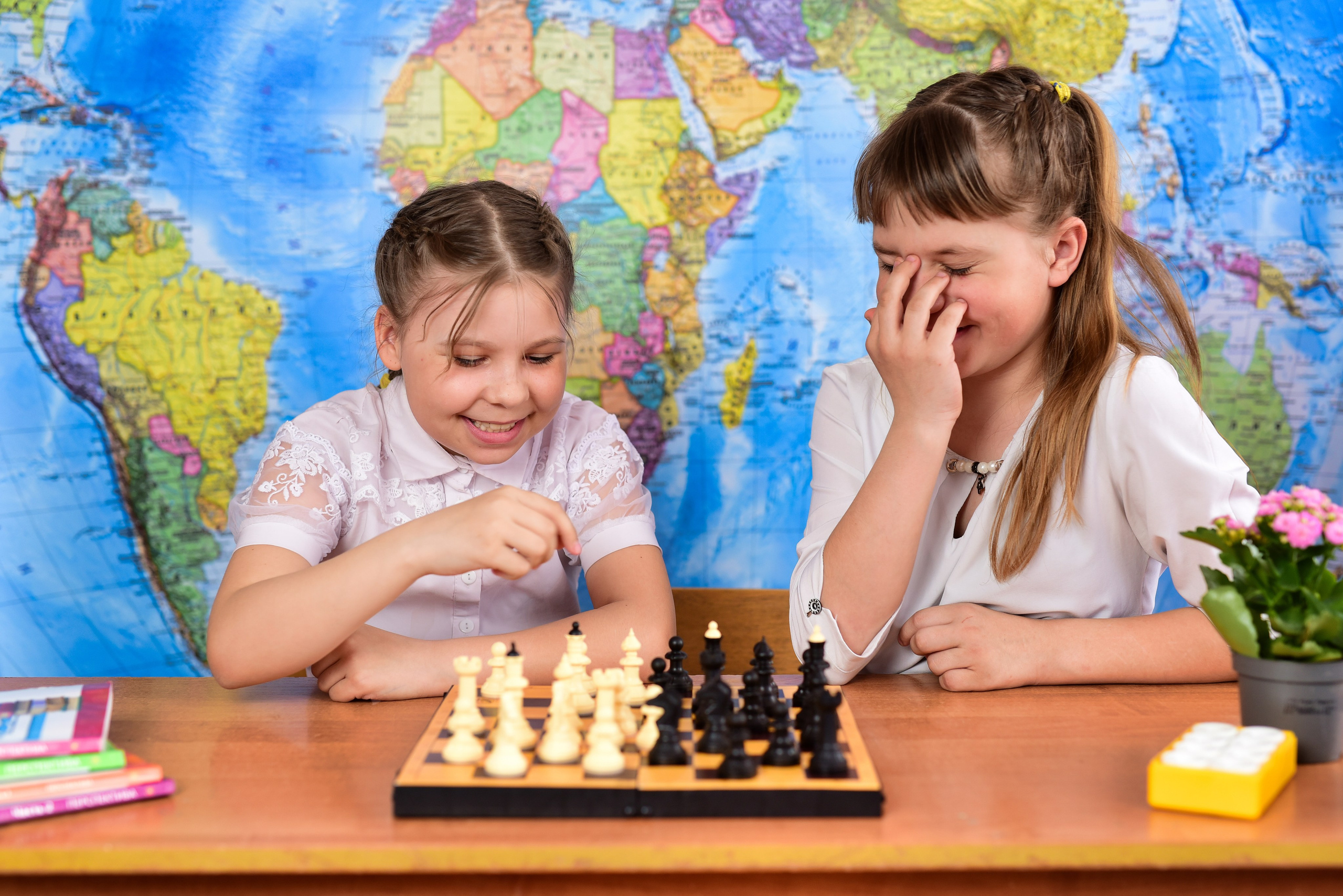 На фоне карты групповые. Семейный фотограф в Барнауле