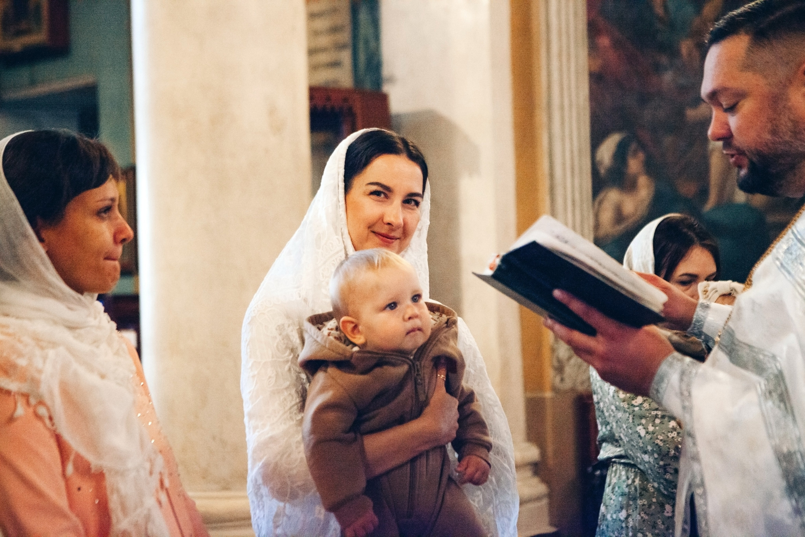 Крещение ребенка в церкви. Фотограф Ольга Ефремова