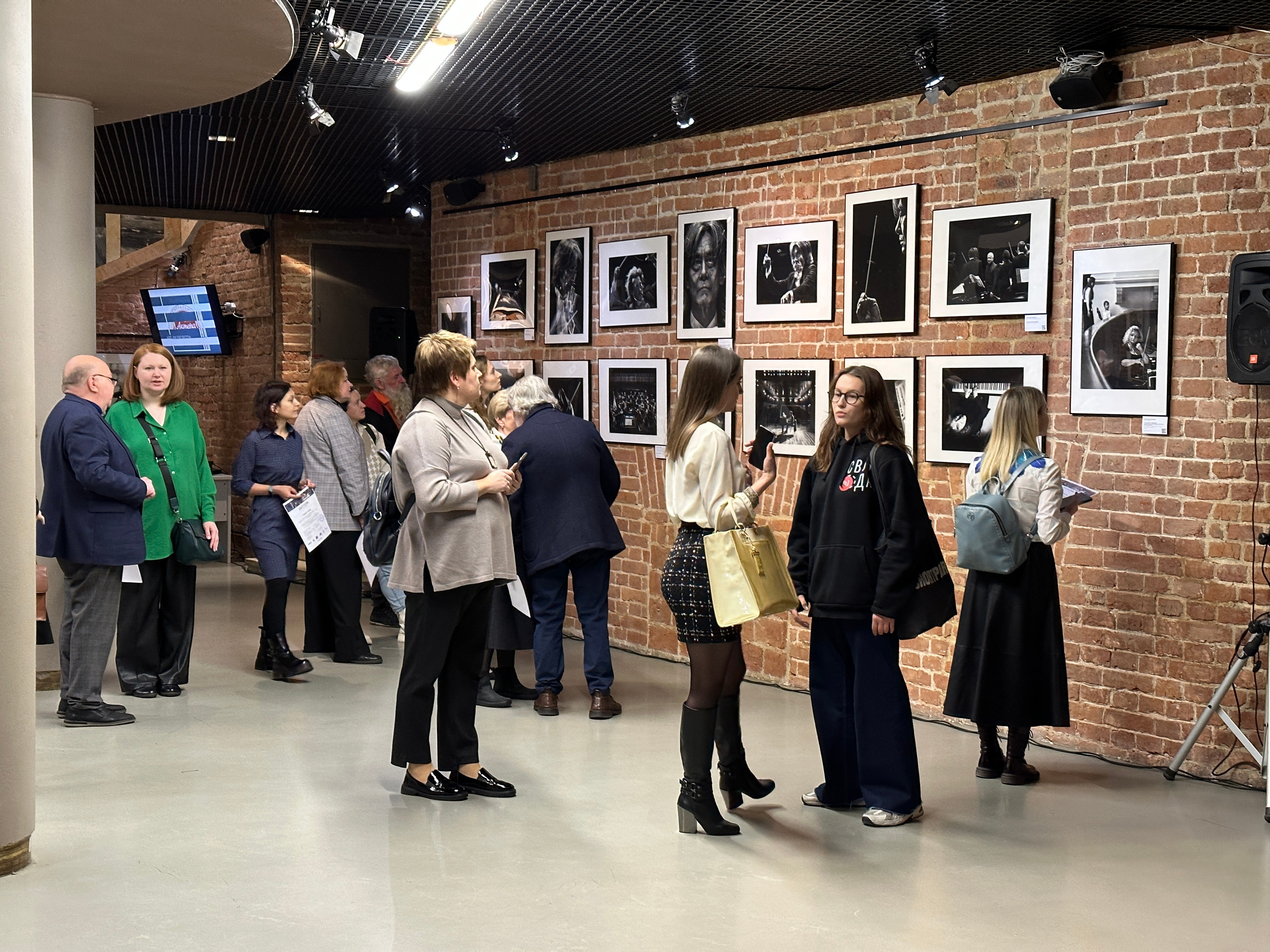 Фотография о музыке, музыкантах и их руках, магию создающих. Репортажный, архитектурный, театральный и файн-арт фотограф Лена Мельникова в Москве