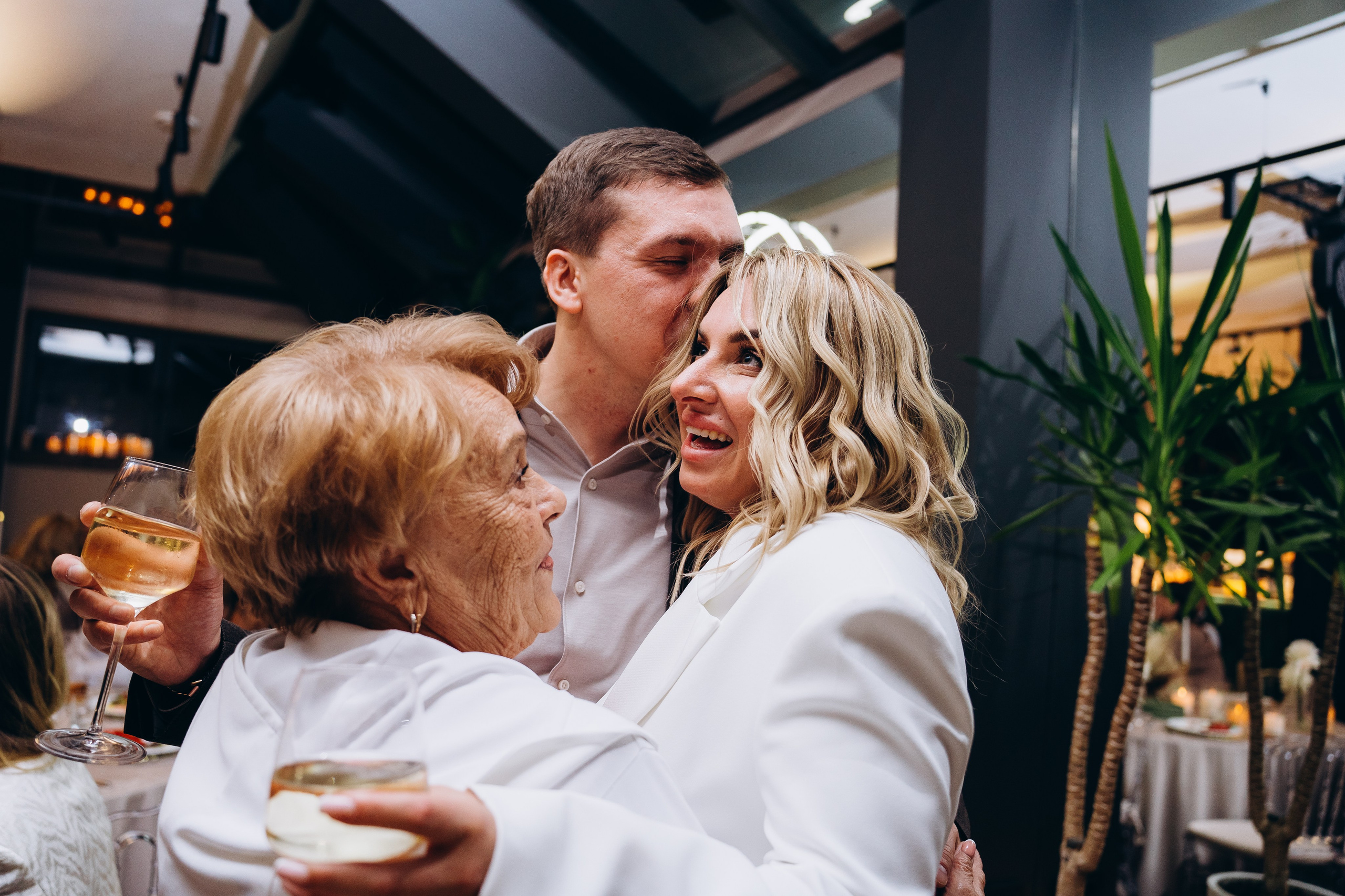 Веселые гости танцуют на свадебном банкете — репортажная съемка свадебных мероприятий в Москве с живыми эмоциями.