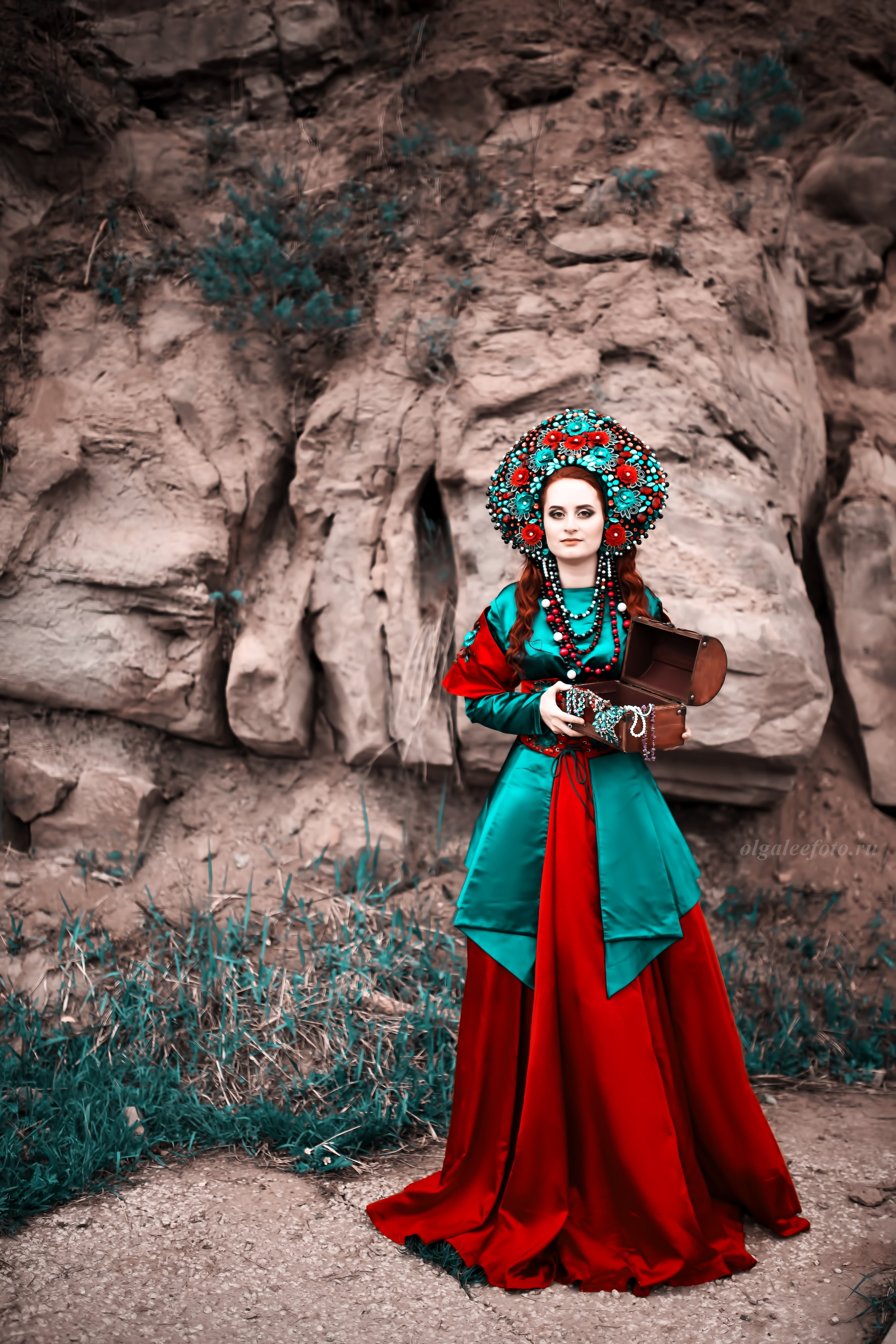 Девушка в русском народном одеянии хозяйка медной горы. Ольга Ли свадебный семейный фотограф Иркутск