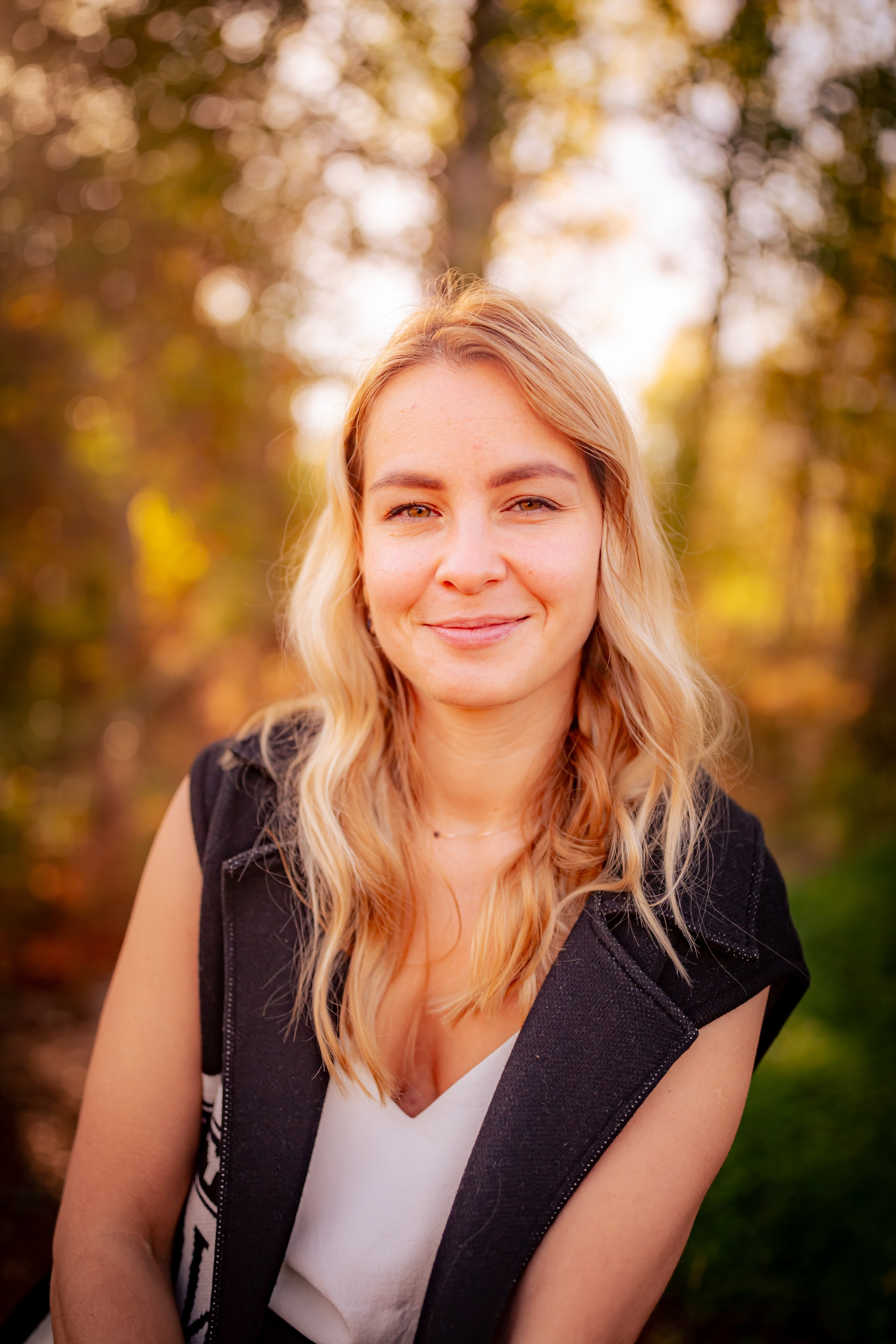 Фотосессия Ирины в осеннем лесу. Контент фотограф для экспертов в соцсетях Алена Собора Москва