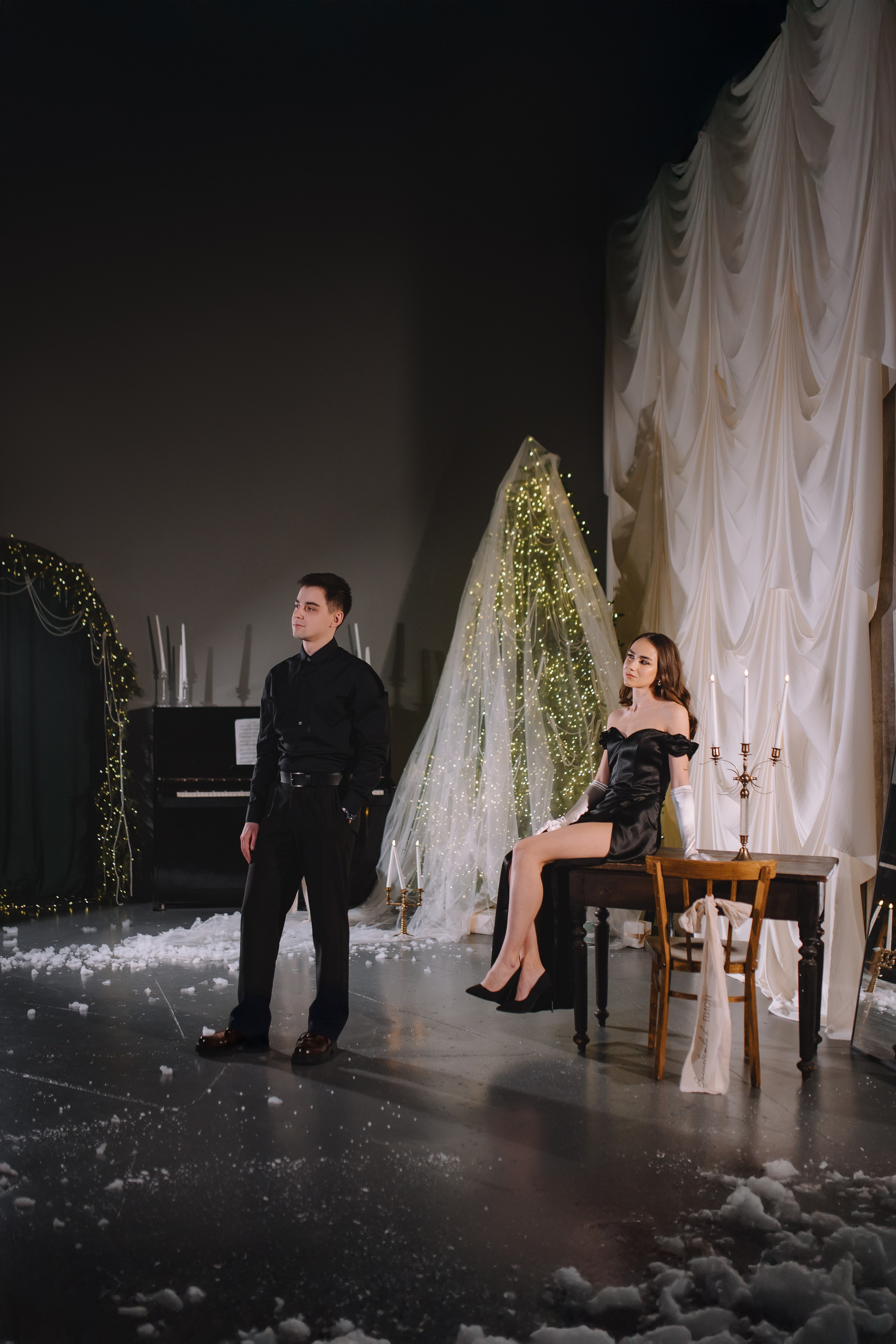Зимняя фотосессия пары с падающим снегом при свечах. Фотограф и видеограф в Мурманске, Москве Екатерина Нечаева