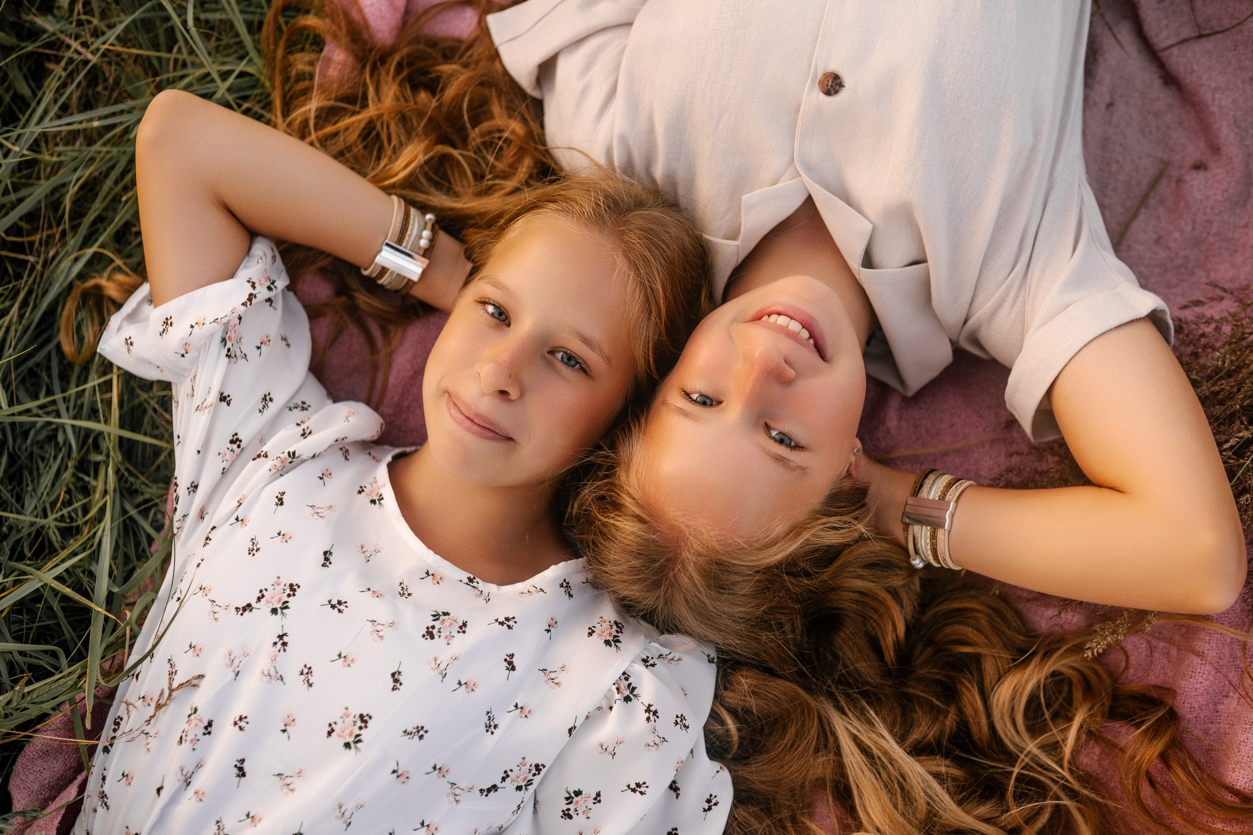 Фотосессия большой семьи в поле