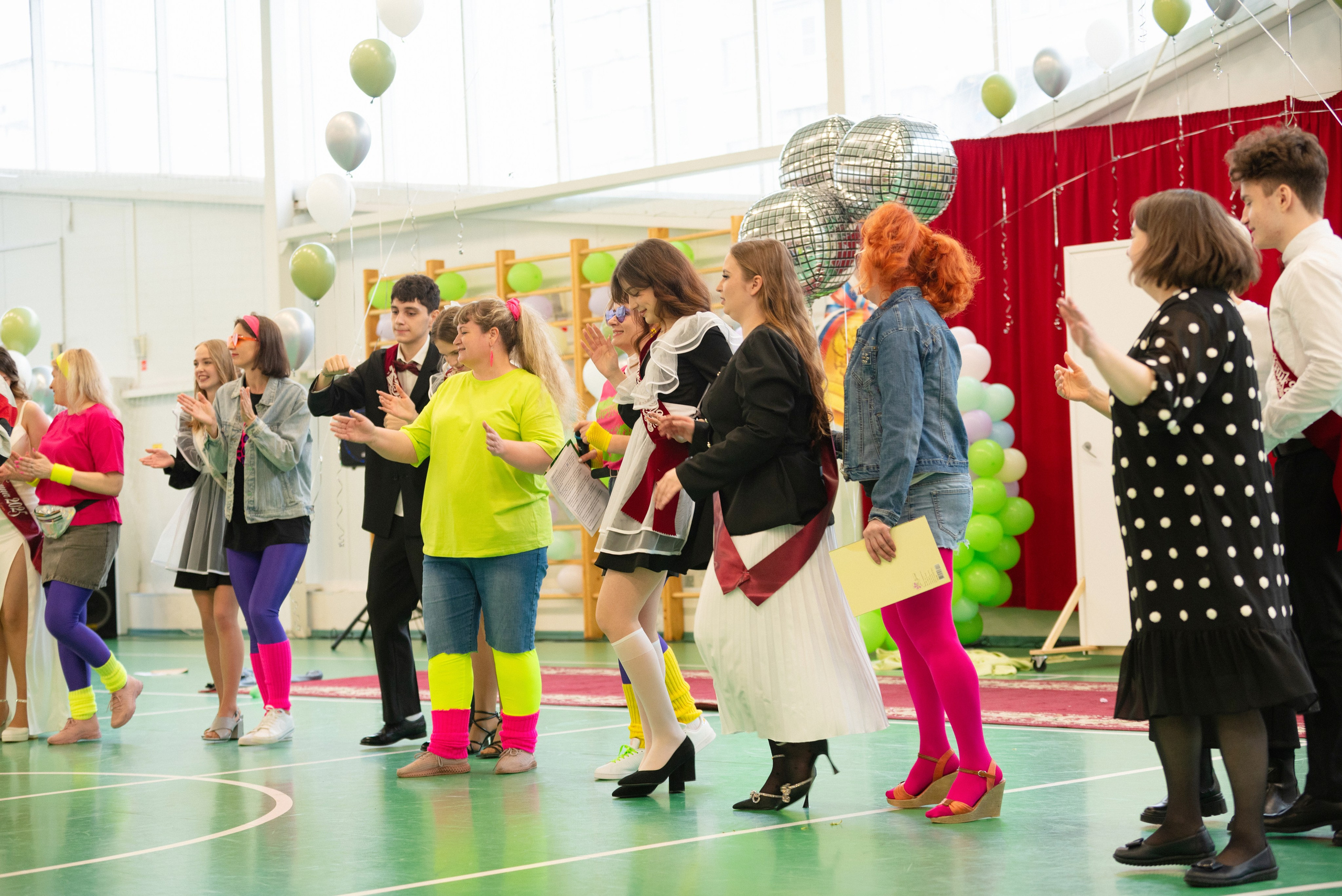 Съёмка выпускного в школе для 11 класса в Сургуте от профессионального школьного фотографа