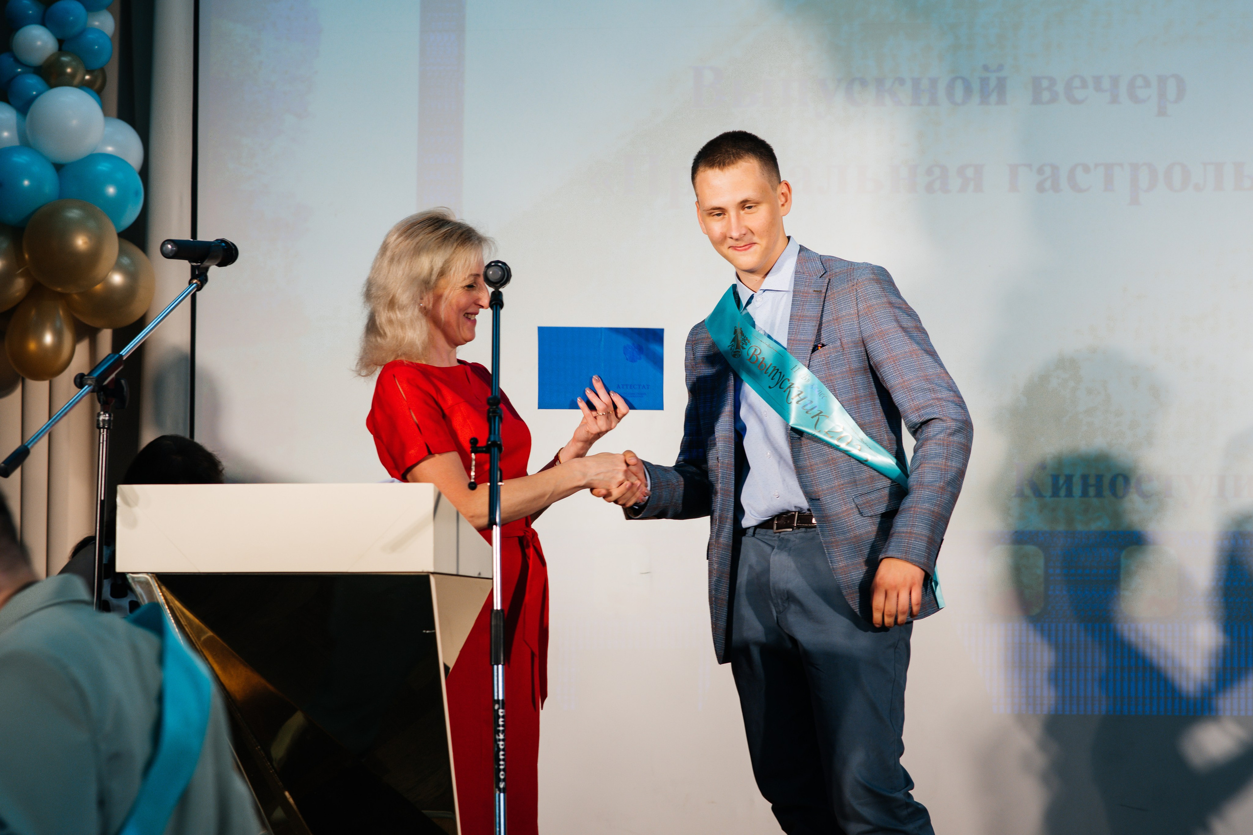 Вручение аттестатов. Выпускные альбомы в Подольске Москве и МО