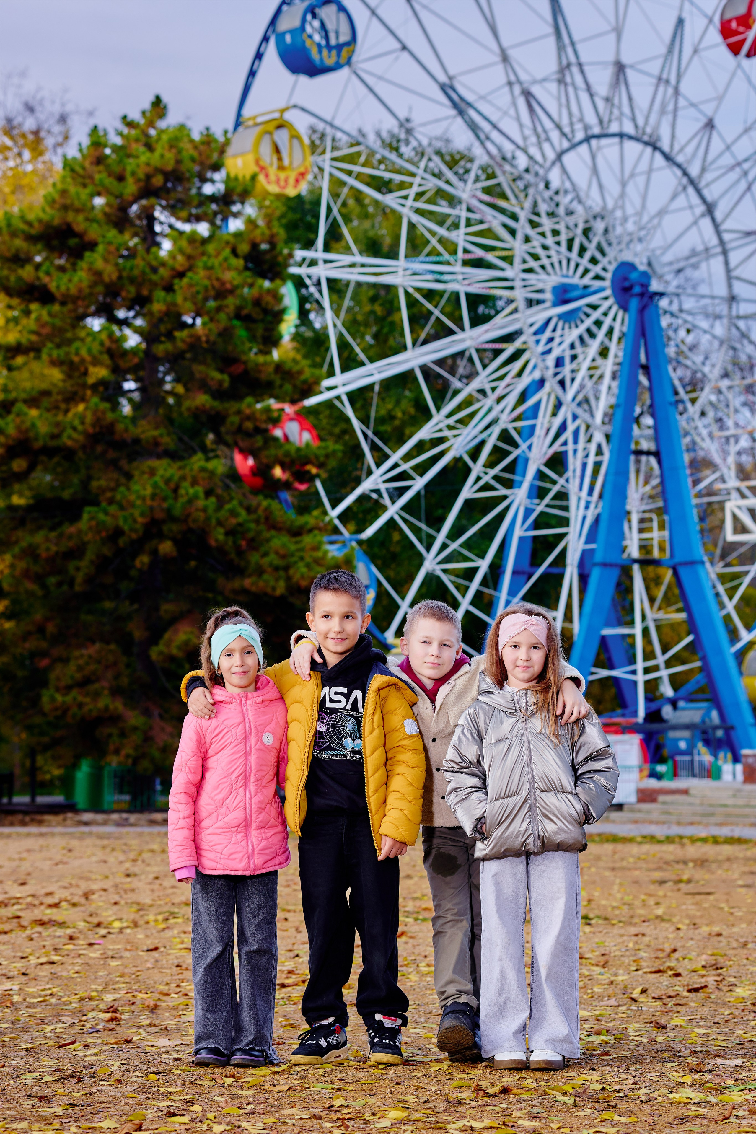 Прогулка в парке классом. Фотограф Выпускные альбомы Таганрог Сергей Коробченко