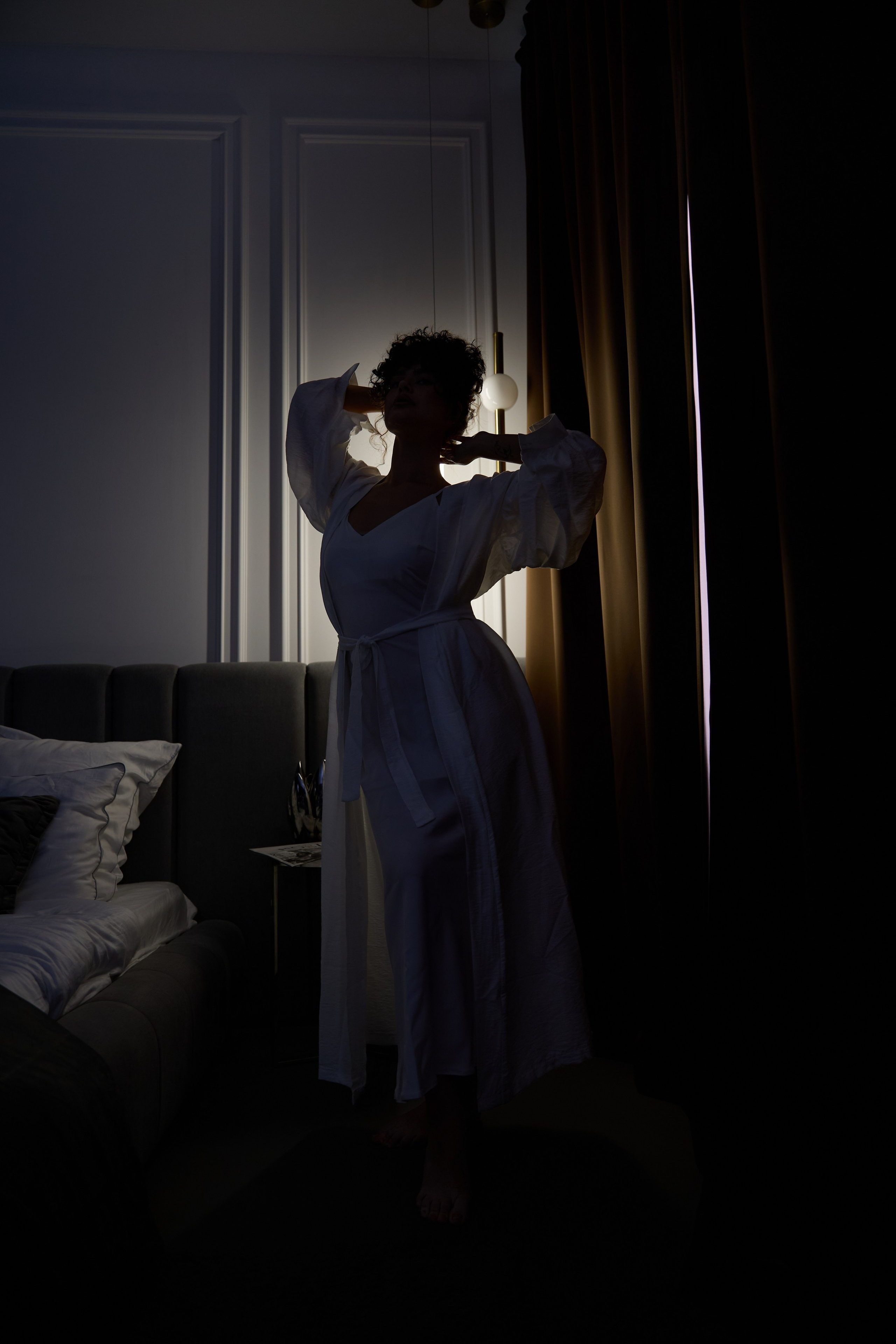 Контровой свет: невеста в халате в темной комнате. Автор фото: Орешина Елена.