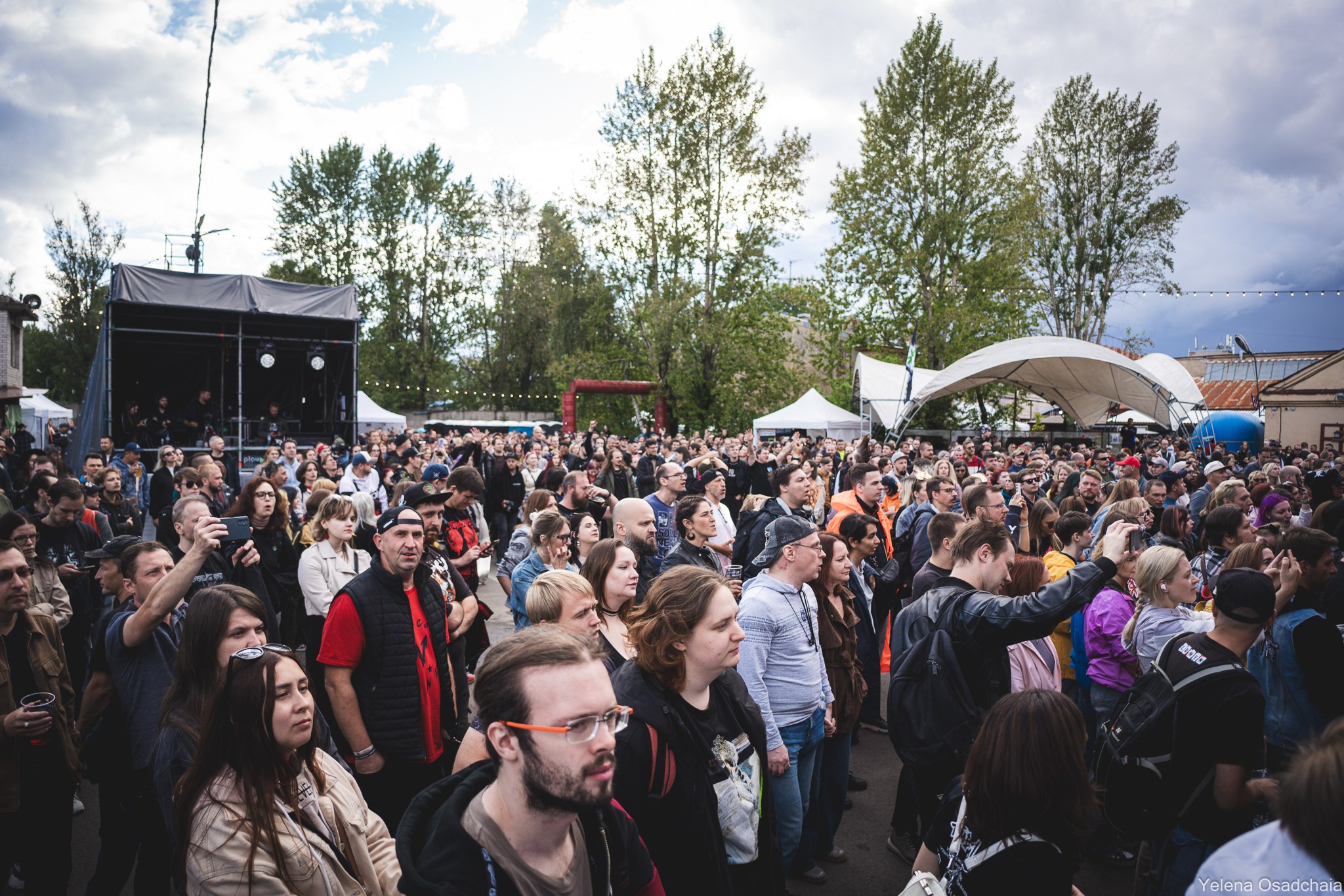 Живой 2025 — День 1. Елена Осадчая — фотографирую музыку на сцене и в жизни