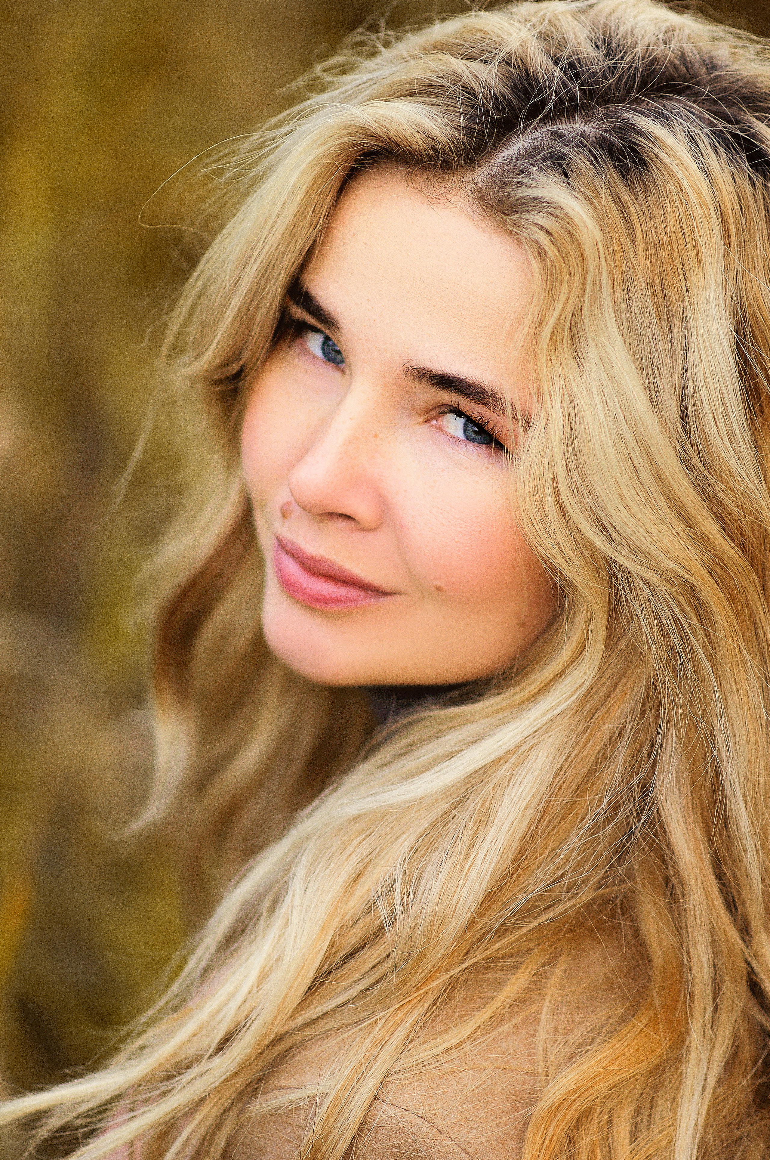 крупный художественный портрет девушки