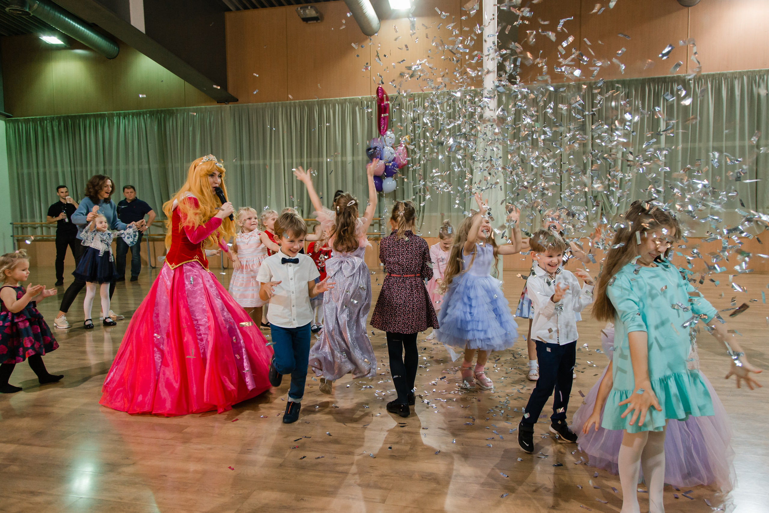 Фотосъемка детского дня рожденья. Видеосъемка и фотосъемка свадеб. Фотограф и оператор на свадьбу. Видеосъемка подкастов, собственная видео-фотостудии. Предметная фотосъемка