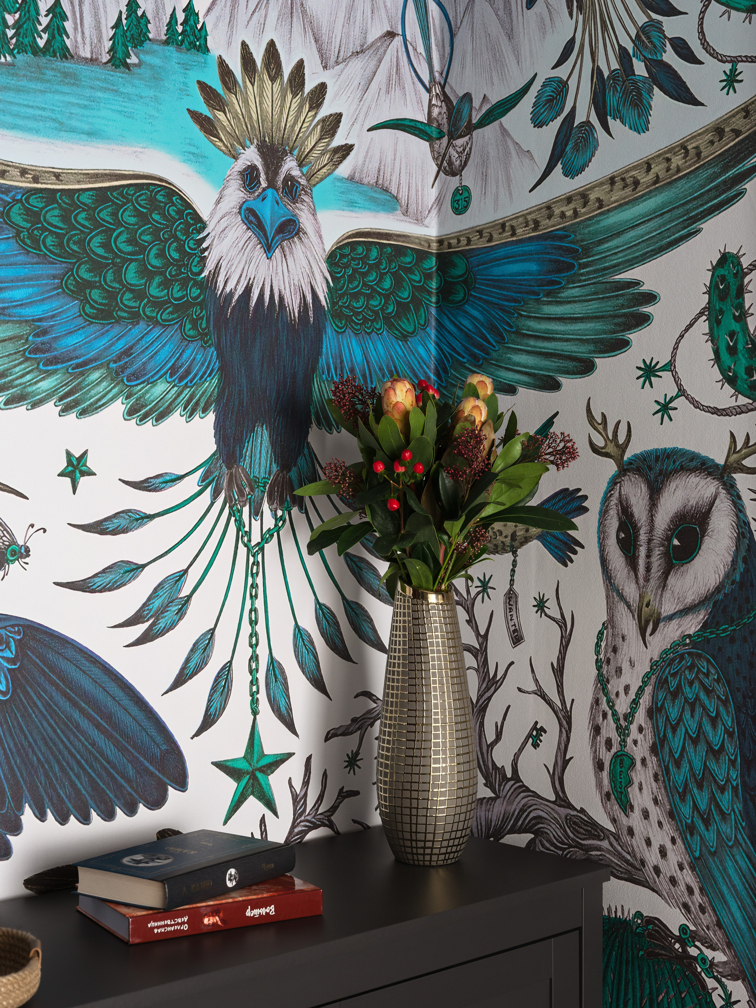 Современный дизайн интерьера прихожей в стиле уютного арт-деко, с яркими акцентами и декоративным панно с птицей, фото создано дизайнером Лилией Горожеевой и сфотографировано Сергеем Денисенко.