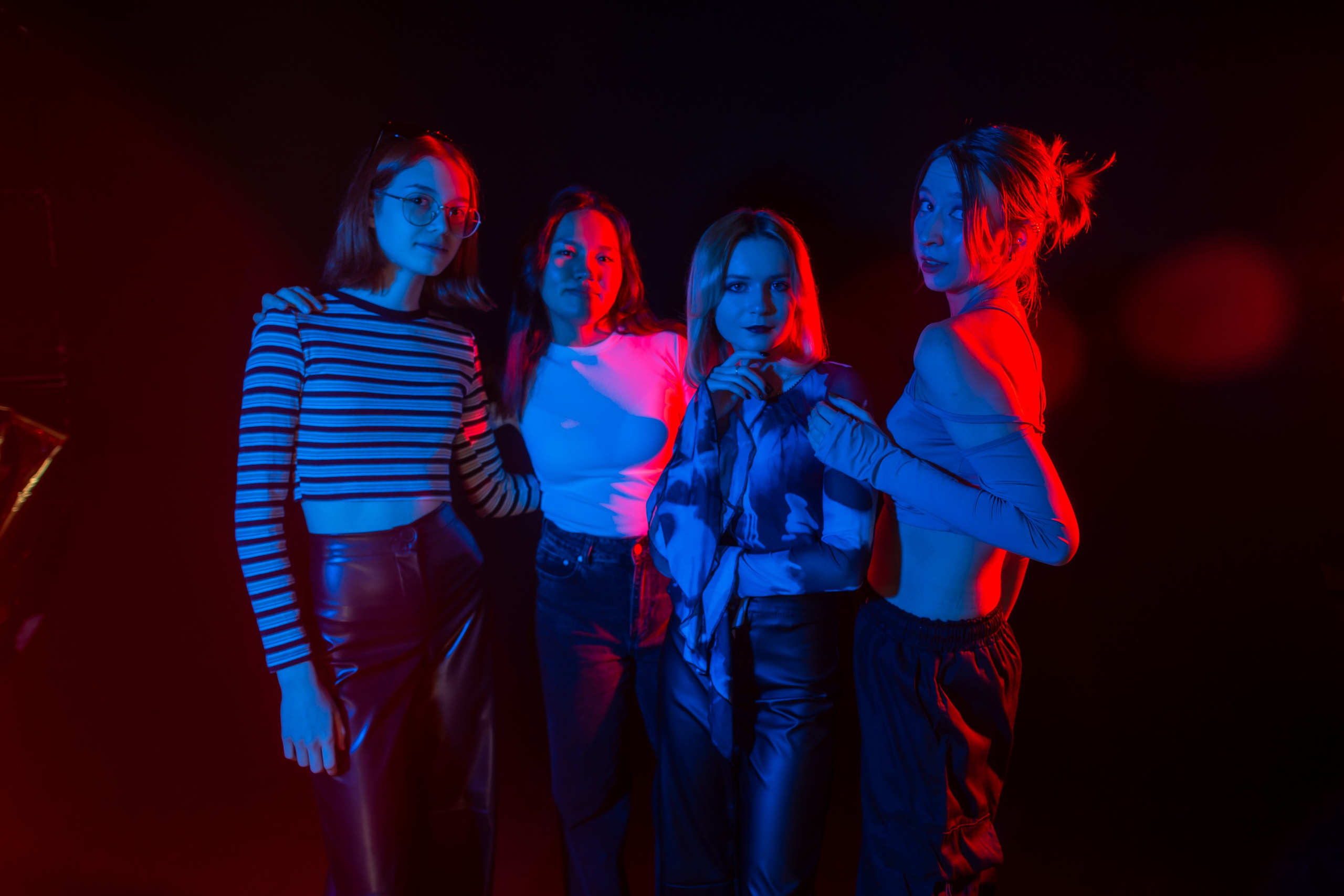 Студия. Черная циклорама с цветной подсветкой. Ольга Плаксина фотограф в Саратове