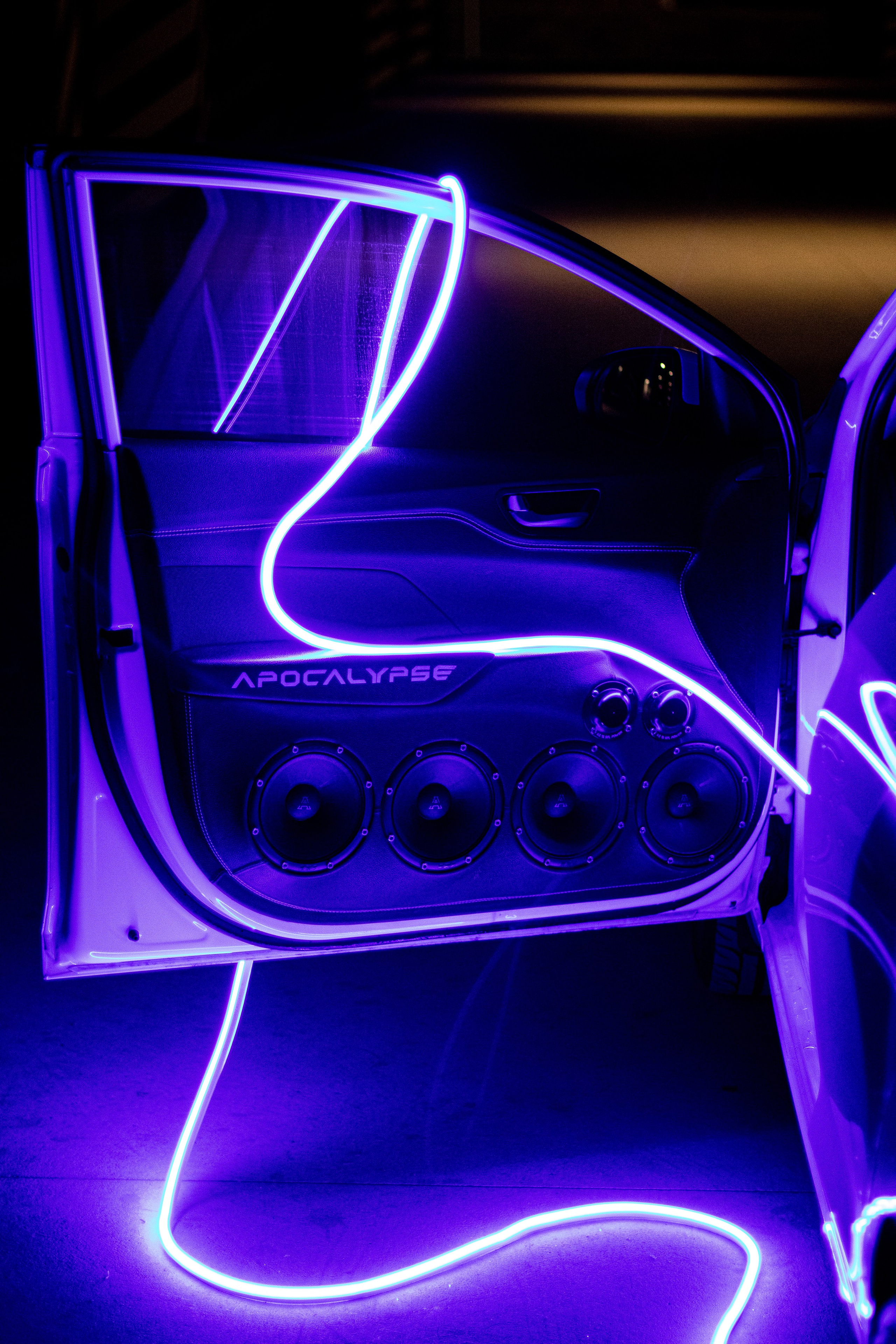 Белые авто в неоне. Ивентный фотограф в Санкт-Петербурге Олег Комков