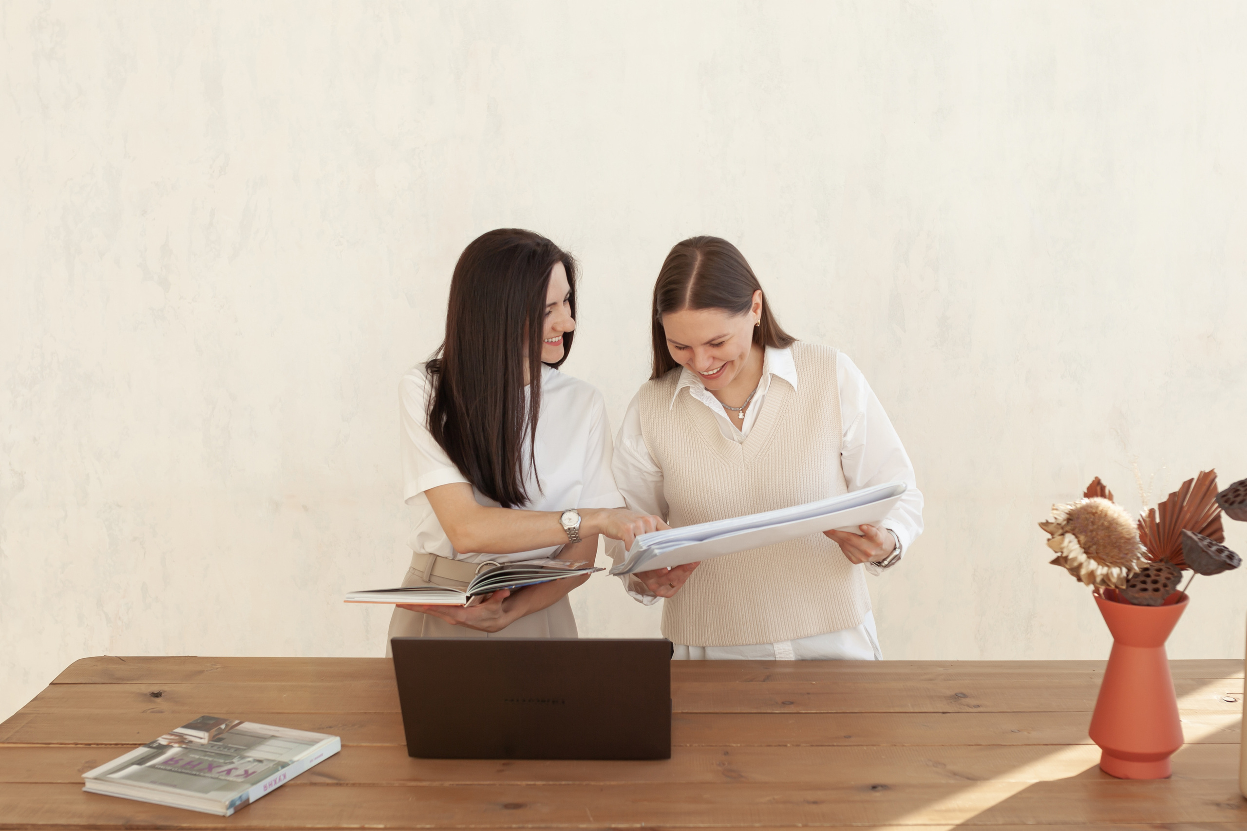 Фотосессия дизайнеров Татьяны и Ирины. Семейный и женский фотограф, стильный репортаж в г. Новосибирск