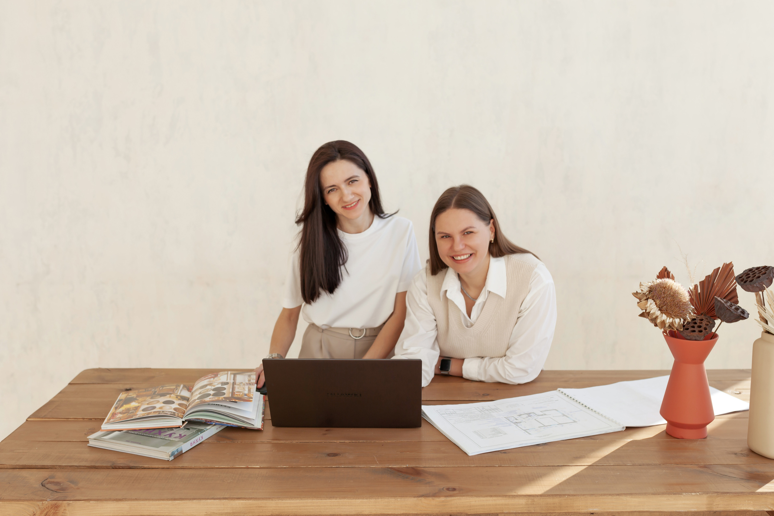 Фотосессия дизайнеров Татьяны и Ирины. Семейный и женский фотограф, стильный репортаж в г. Новосибирск