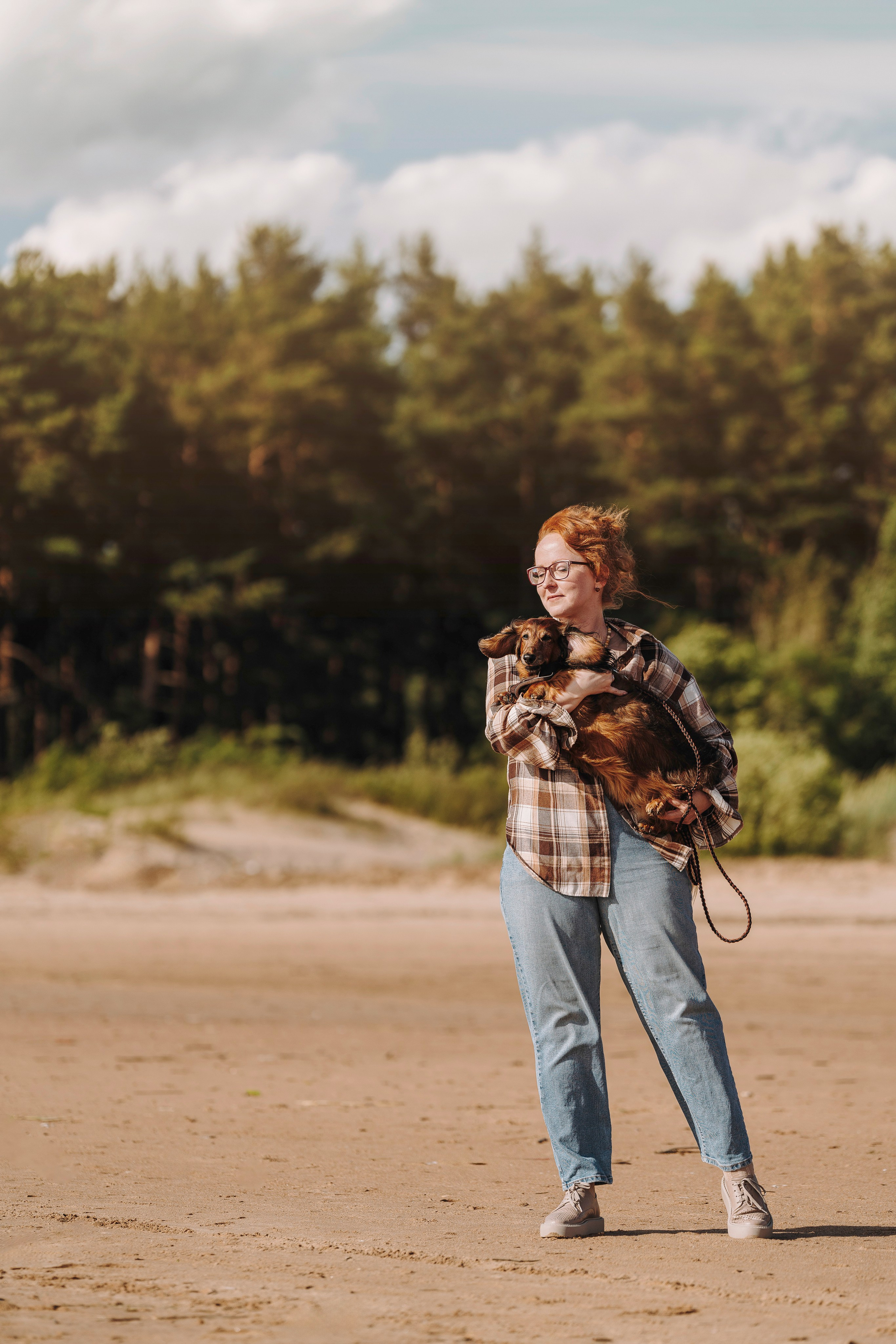 Фотосессия с длиношерстной таксой на пляжн. Фотограф анималист в Спб недорого Олеся Майорова