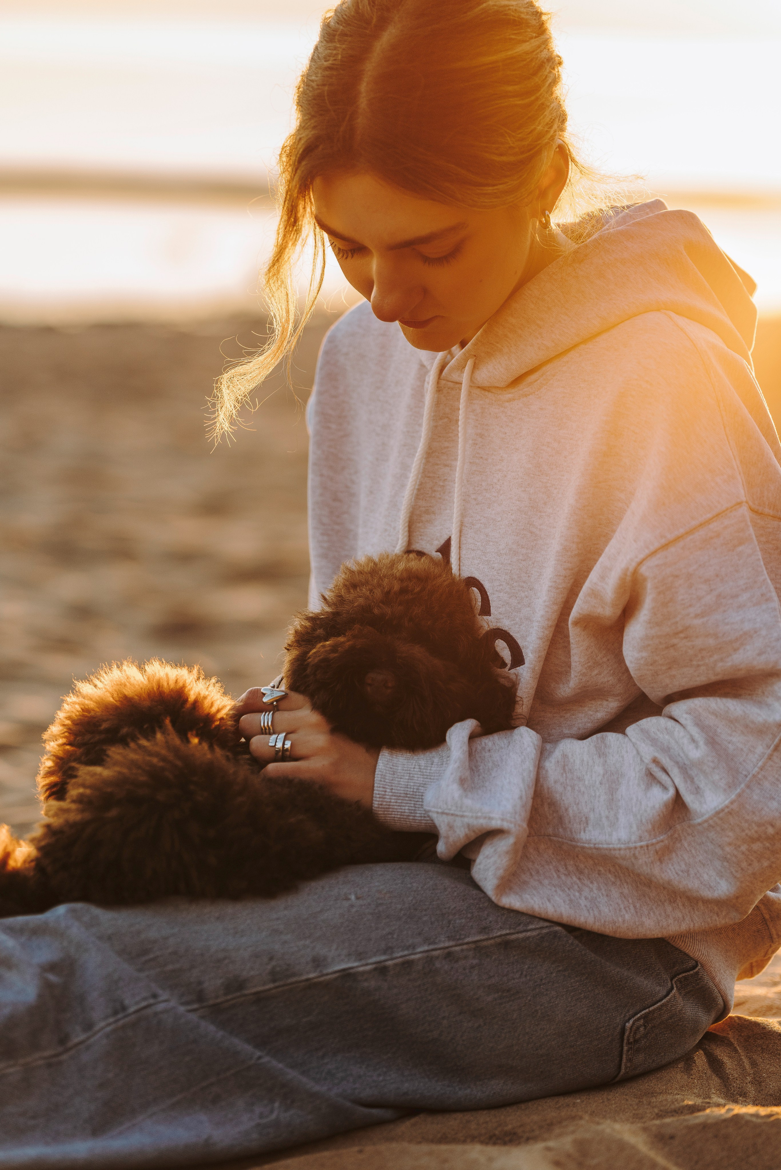Фотосессия девушки с пуделем на пляже на закате. Фотограф анималист в Спб недорого Олеся Майорова