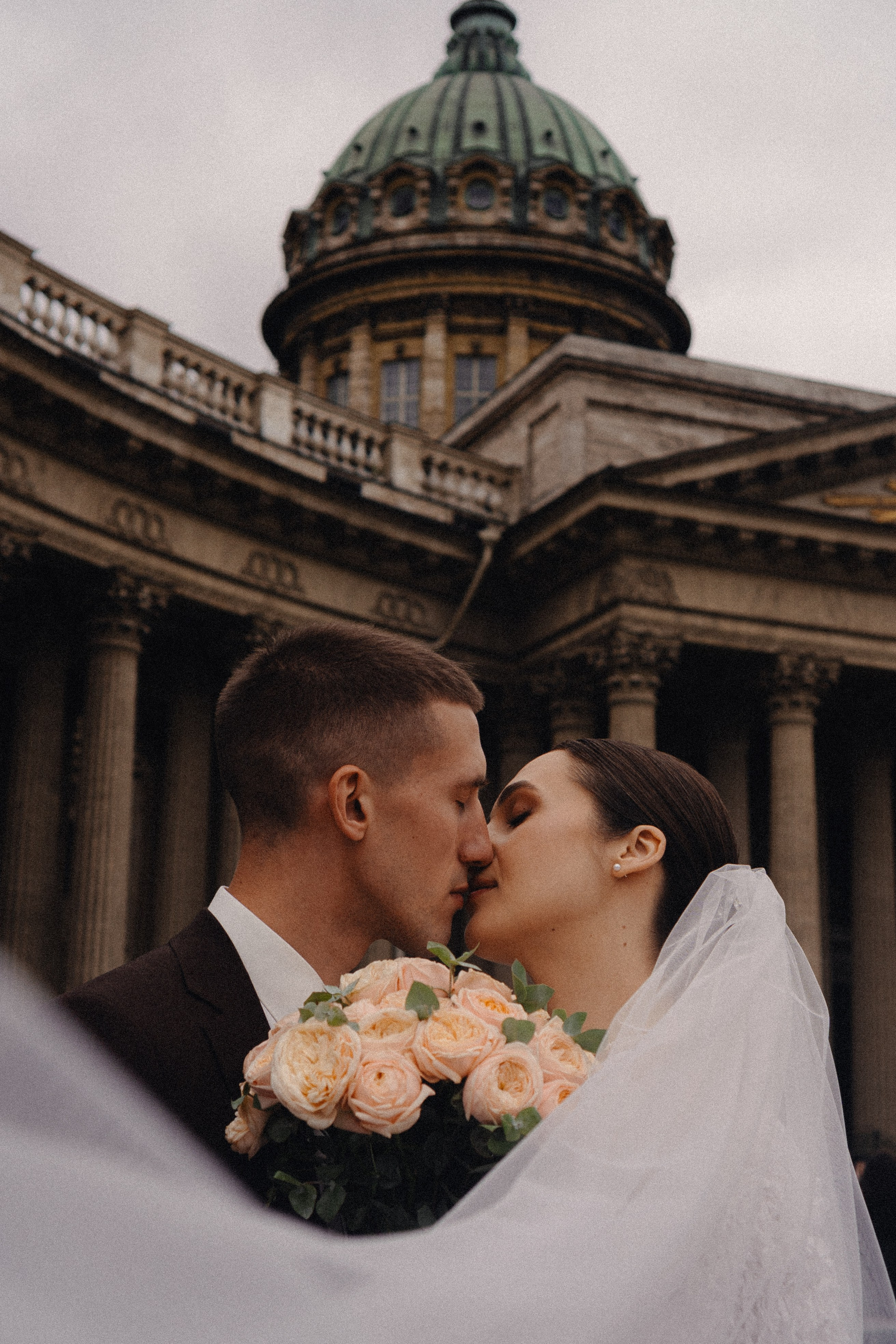 СВАДЕБНАЯ ПРОГУЛКА В САНТК-ПЕТЕРБУРГЕ (ИСАКИЕВСКИЙ СОБОР, ЗИМНЯЯ КАНАВКА, ЭРМИТАЖ И БОЛЬШАЯ МОРСКАЯ УЛИЦА). Профессиональный фотограф, Санкт-Петербург — Виктория Богомолова