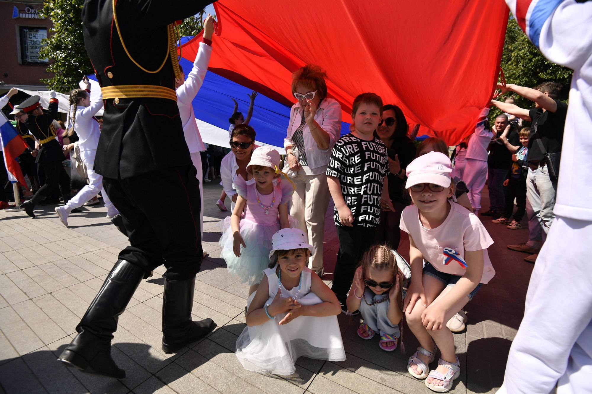 Официоз по плану, жизнь — между кадров: как снять День России и остаться собой. Документальный фотограф Сергей Вдовин