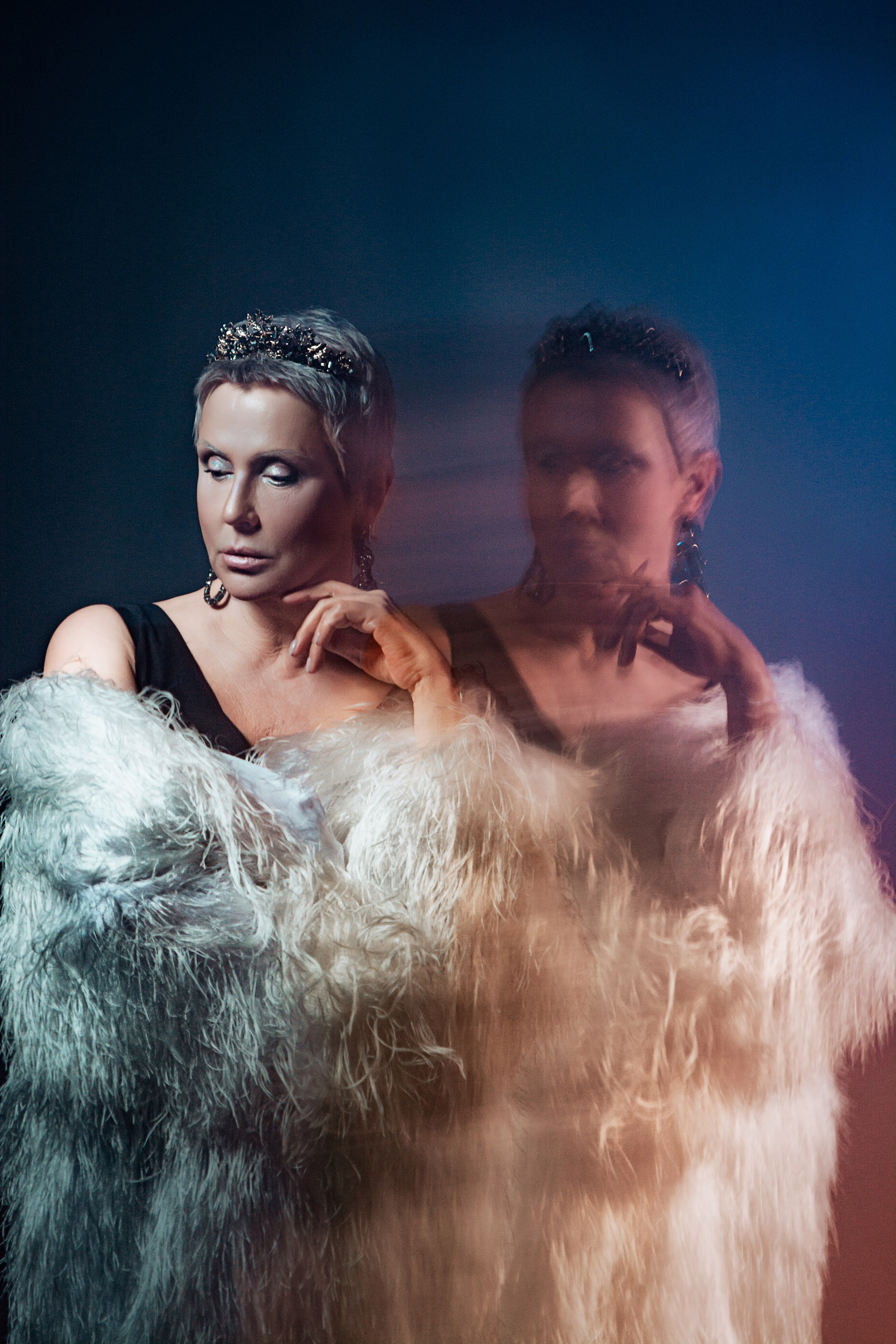 "Женщина в ярких красках на фотосессии в Петербурге смешанным светом, олицетворяющая современную Снежную Королеву."