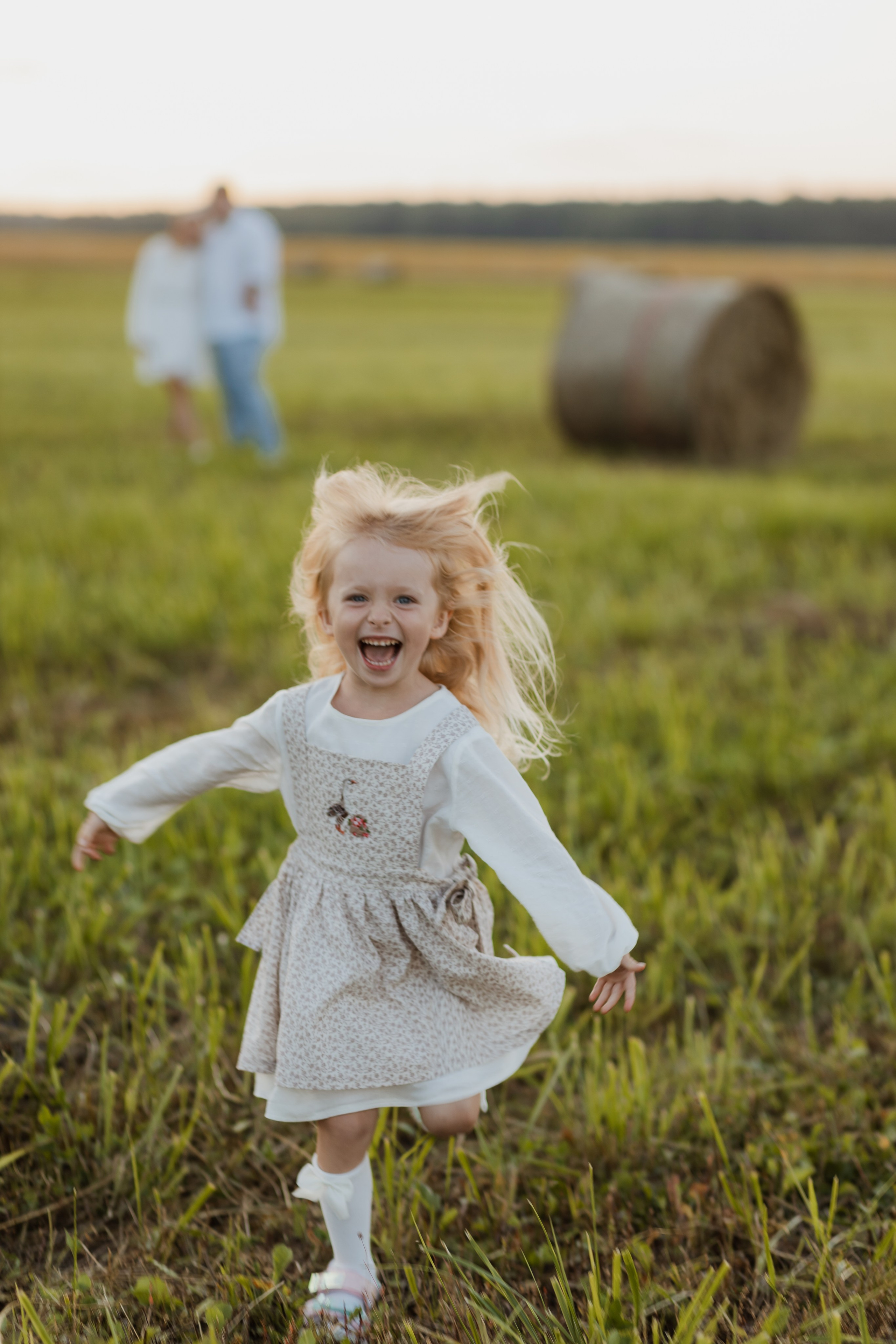 Семья Смирновых в поле с сеном. Семейный и детский фотограф в городе Подолск МО Крылова Ирина
