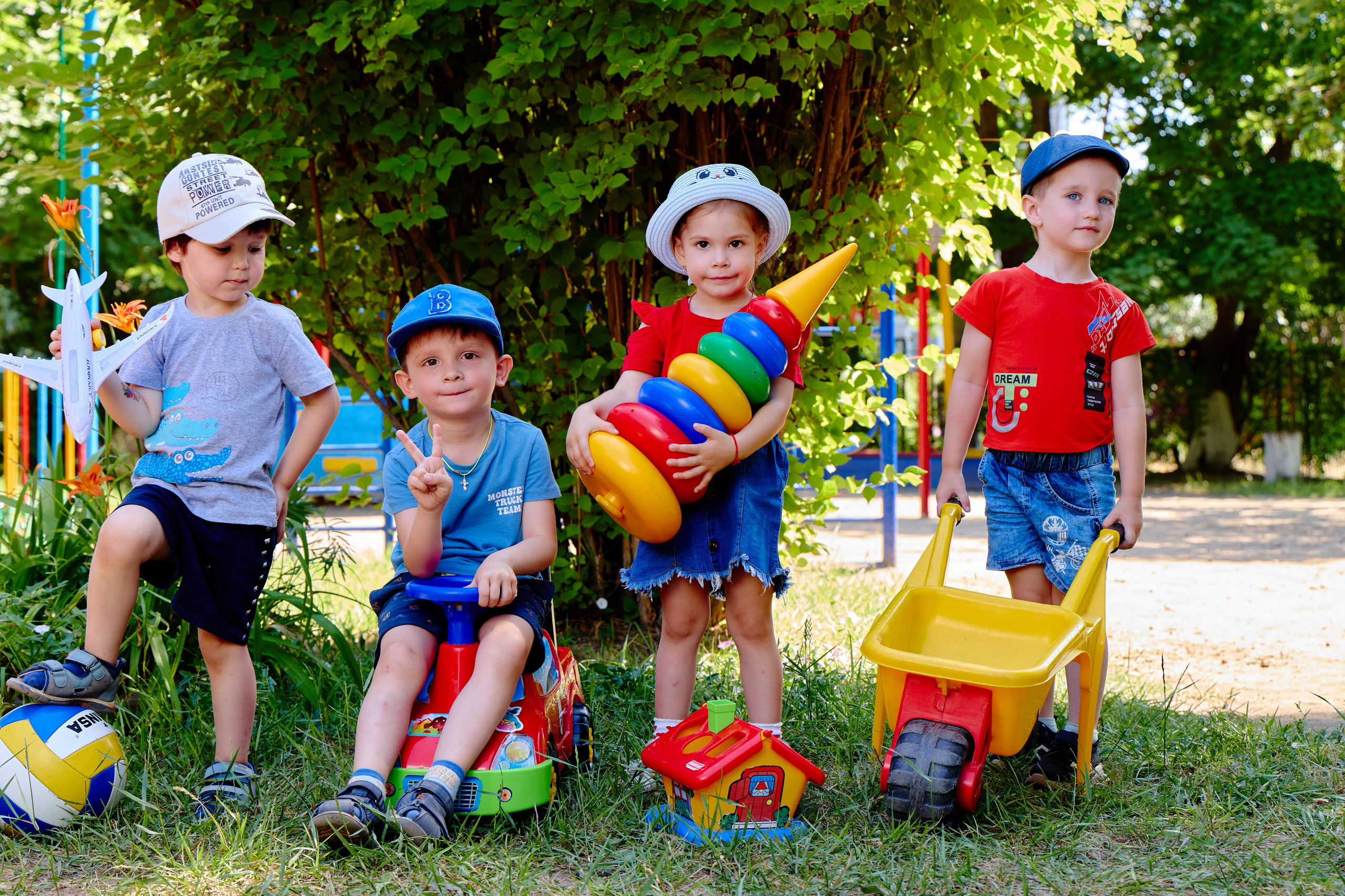 Пример летней съёмки в детском саду № 92 младшая группа Ромашки. Фотограф Выпускные альбомы Таганрог Сергей Коробченко