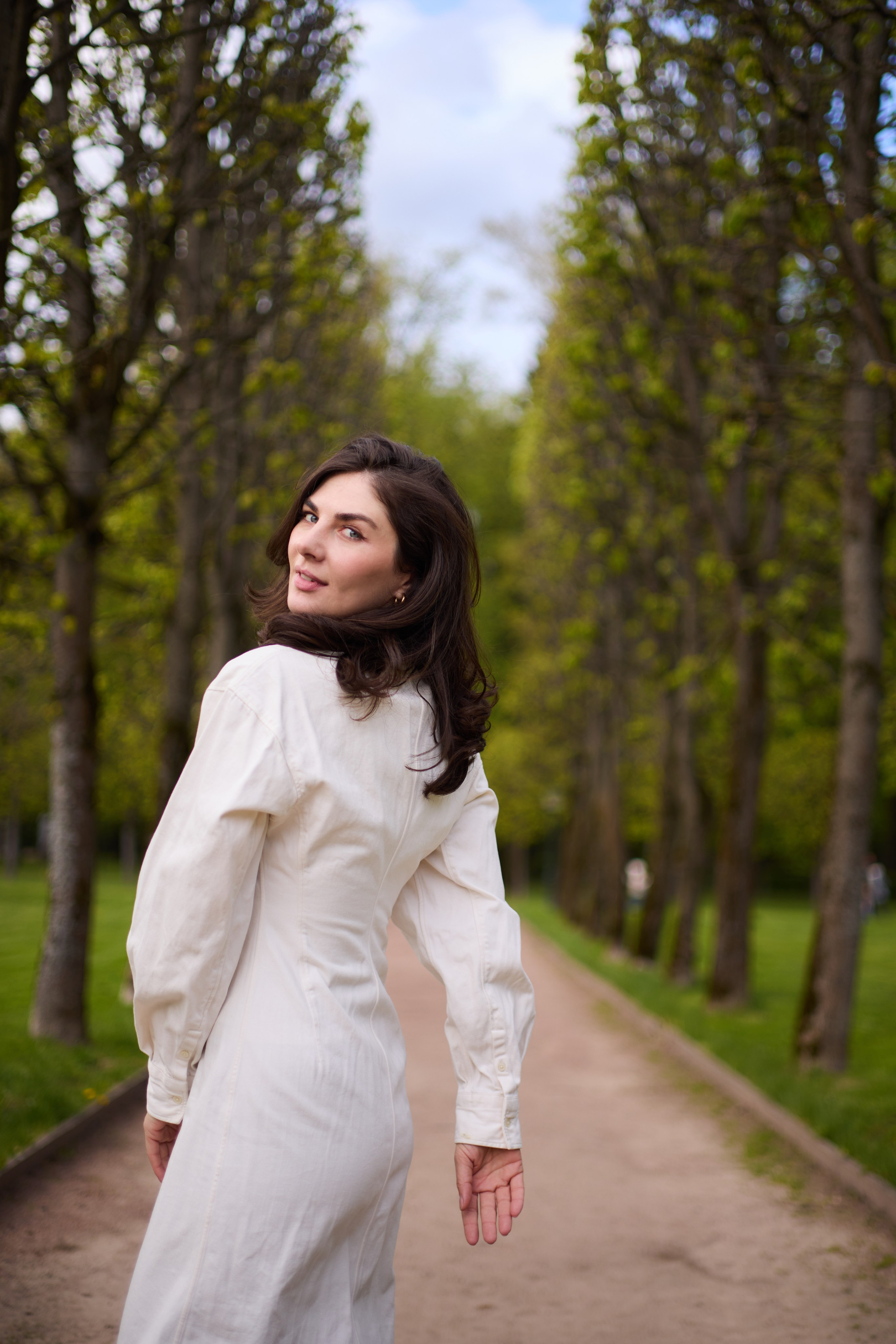 Фотосессия в Архангельском с Астой Габлия в белом платье  на фоне дорожки в парке
