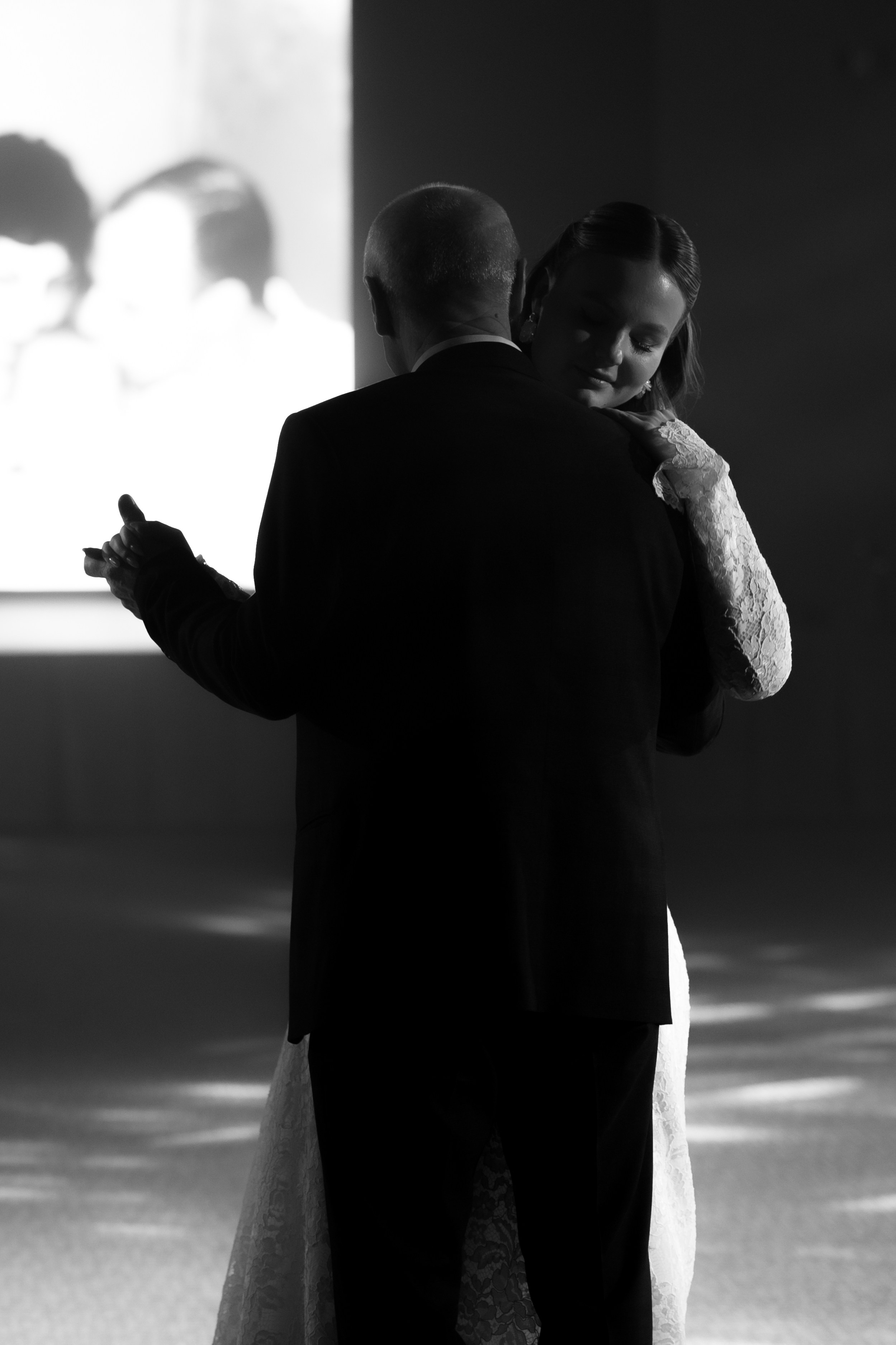 Таня и Тимур, утренние сборы в квартире и свадебный ужин. Фотограф любви в городе Казань