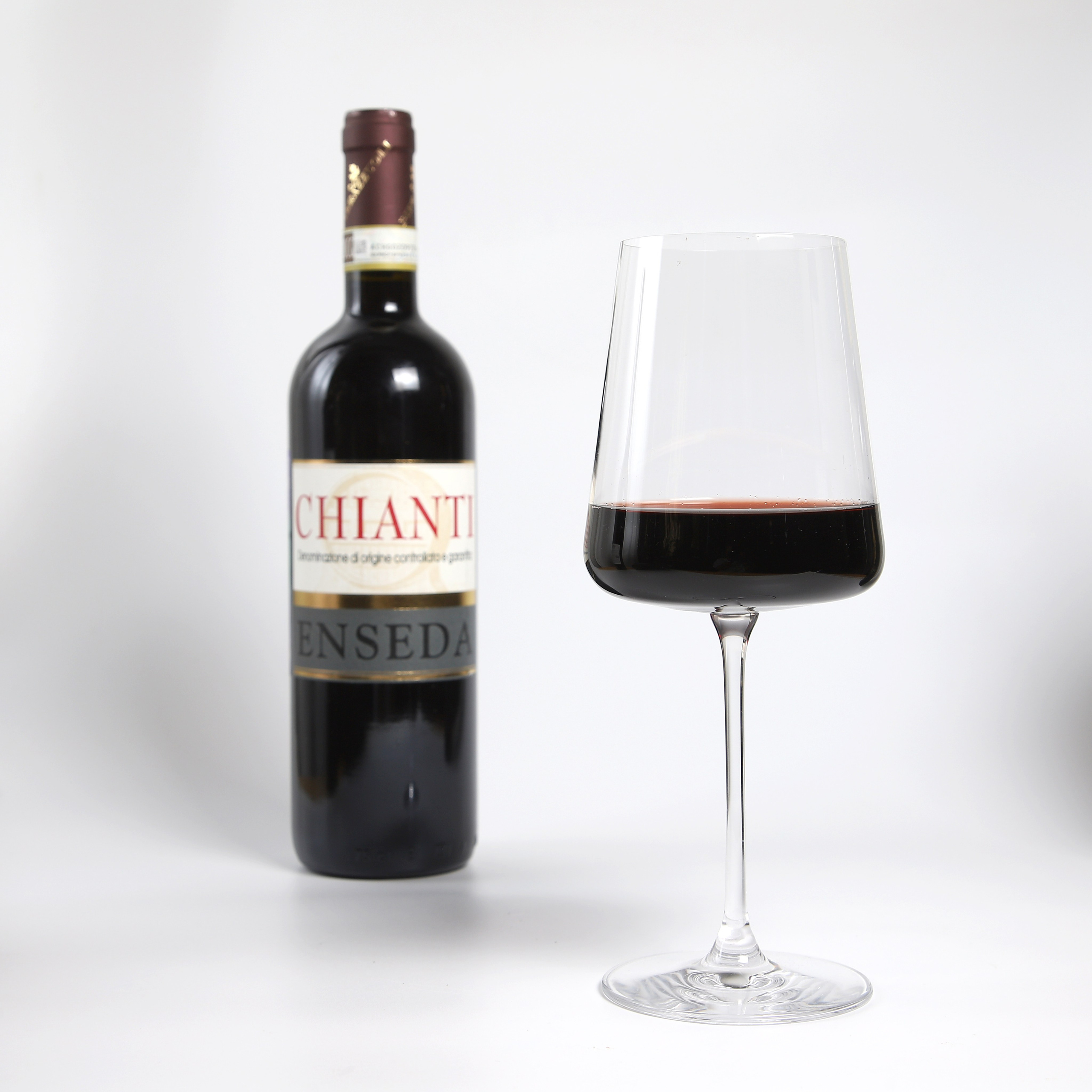 Фуд-фотография красного вина Chianti и бокала.