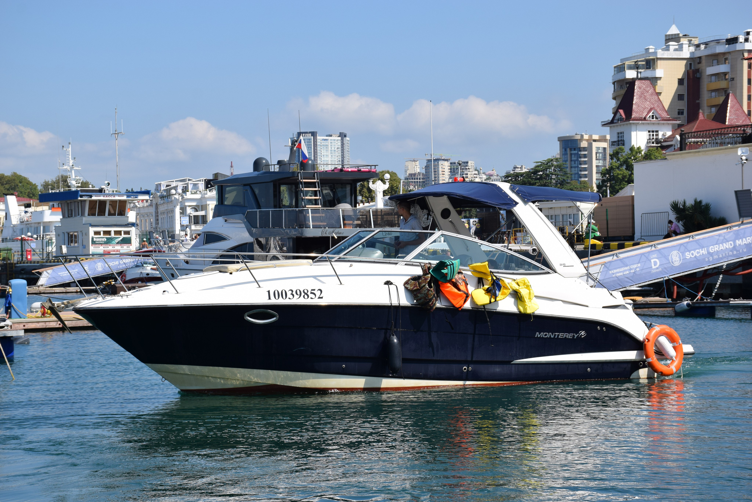 Катер Монтерей Аренда Яхты в Сочи Яхтанаморе YACHTNAMORE