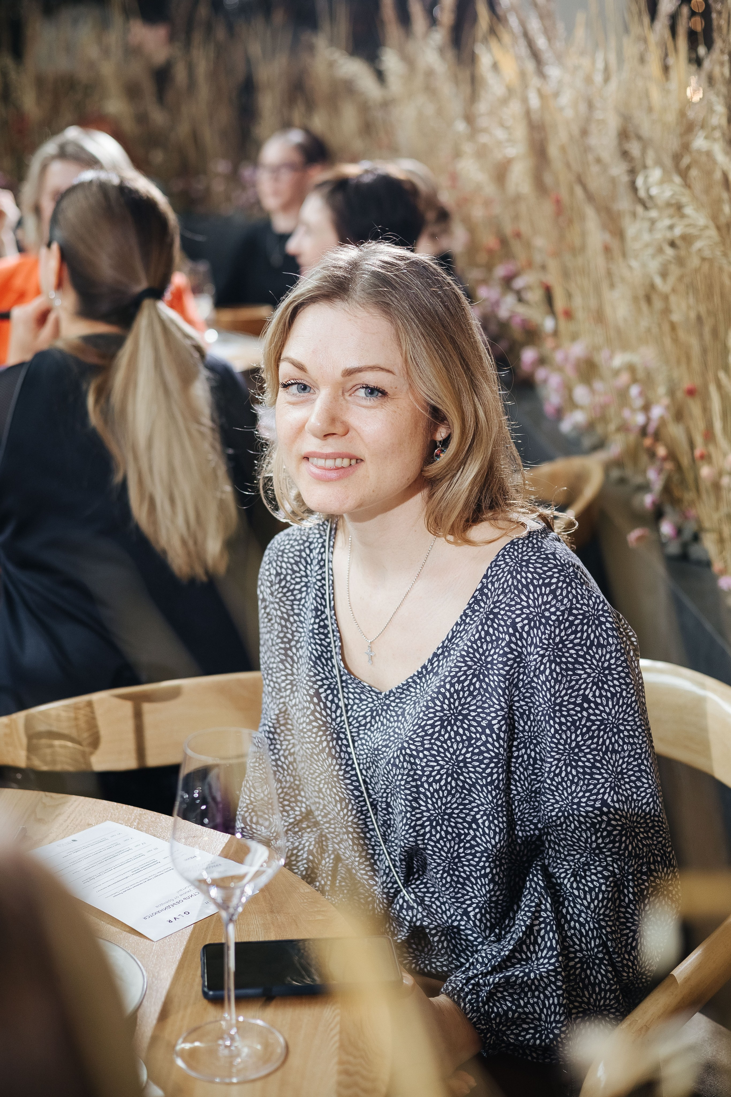 Презентация открытия магазина женской одежды GLVR в ресторане Fresco. Фотограф в Красноярске Надежда Воскресенская