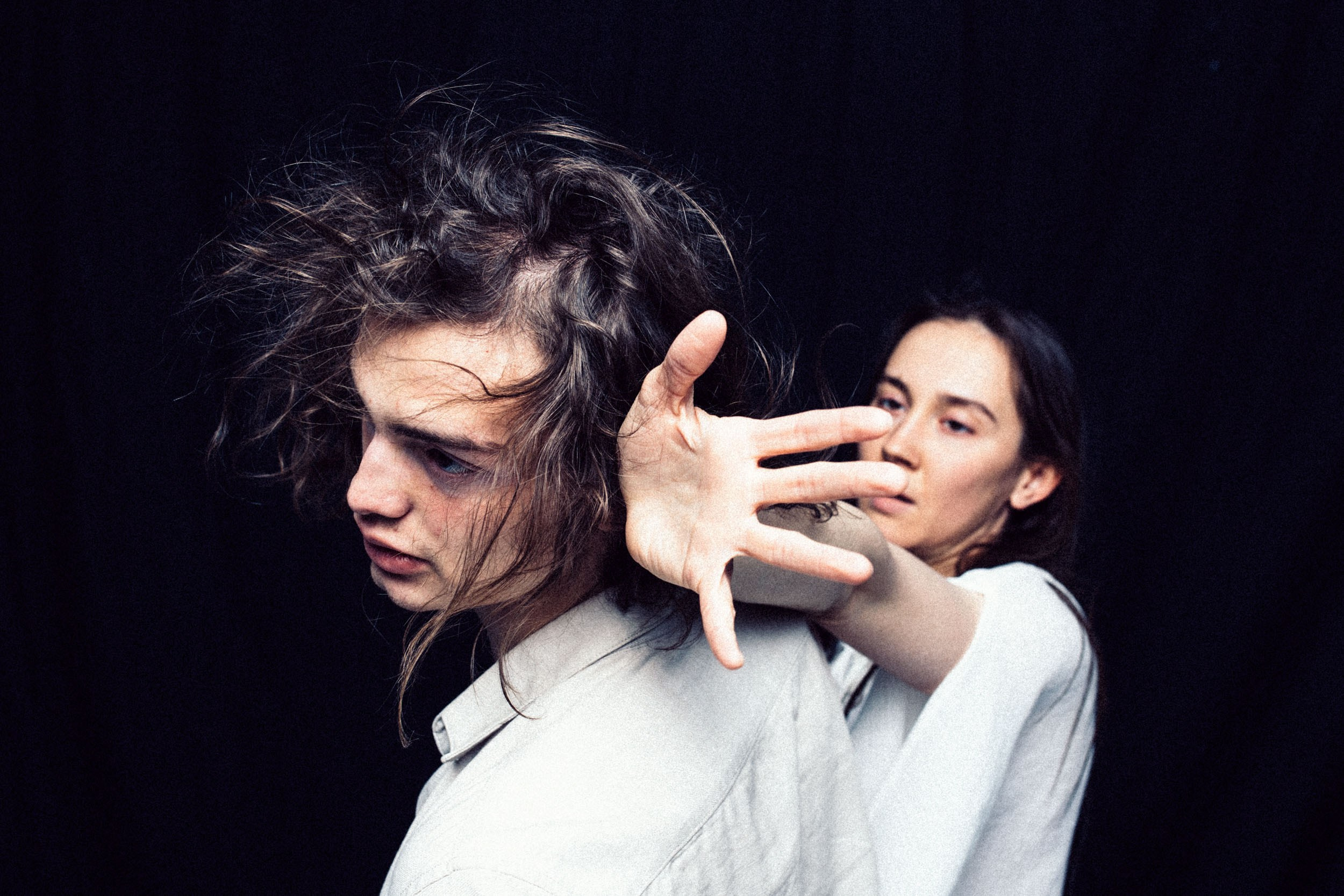 динамичное изображение танцоров на черном фоне