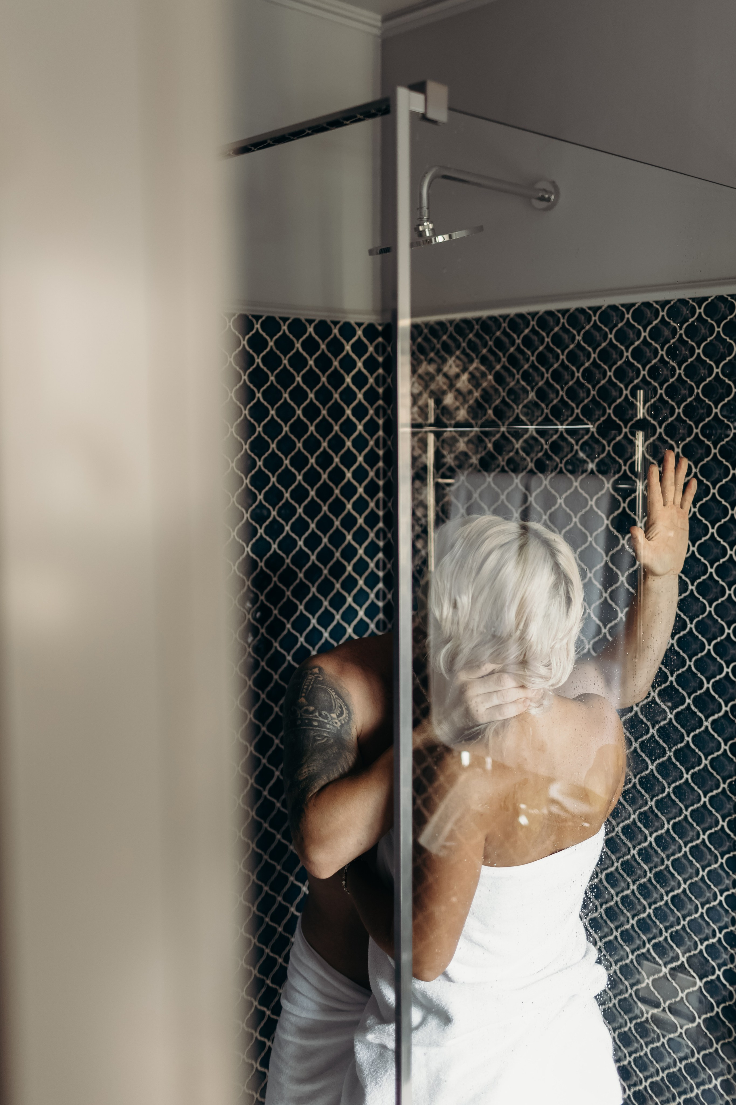 Александр и Елена (сборы, ресторан). Фотограф свадебный семейный в Красноярске Шукшина Наталья