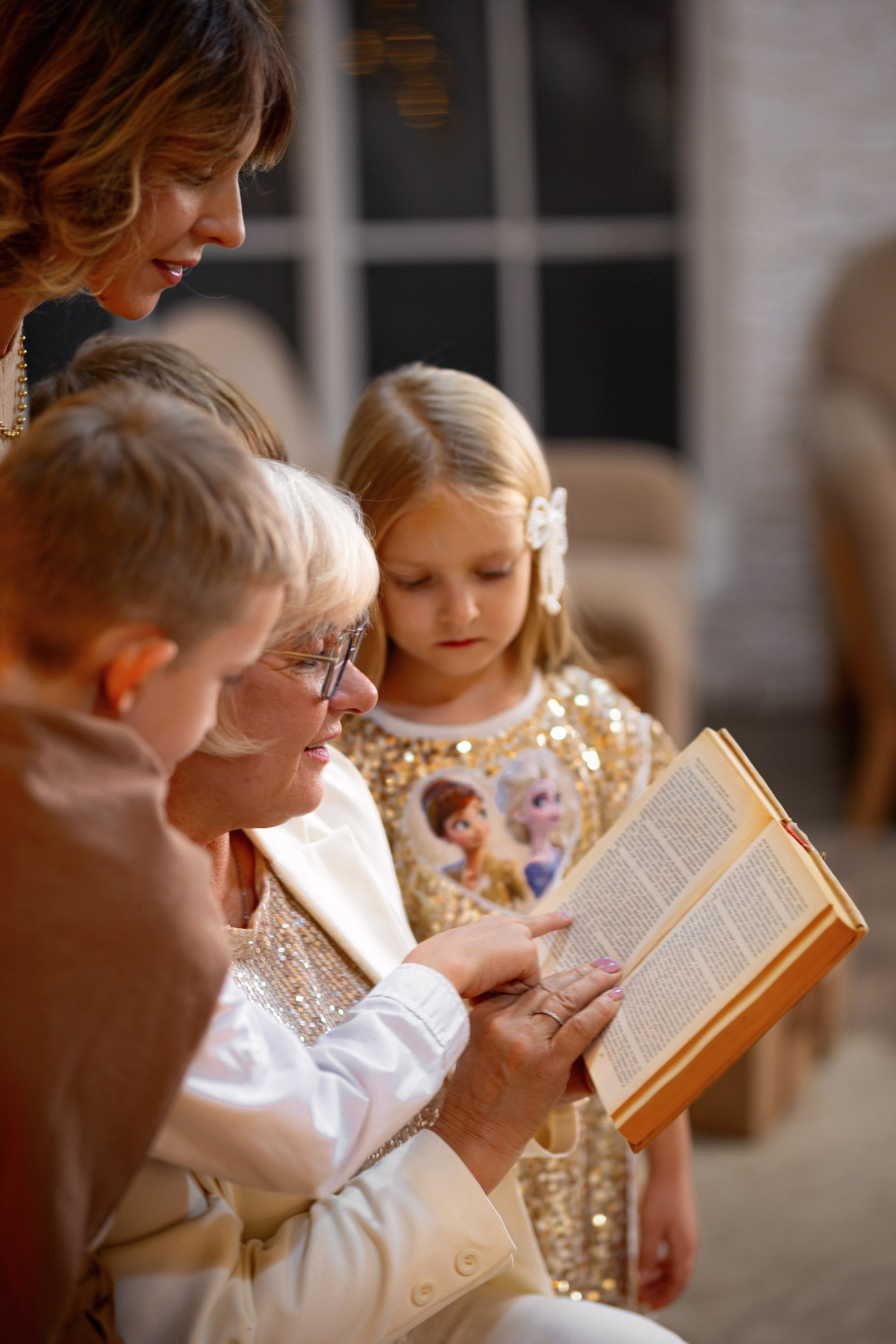 Новогодняя фотосессия в трех поколениях зал Норд. Трубинова Екатерина | Семейный фотограф | Москва