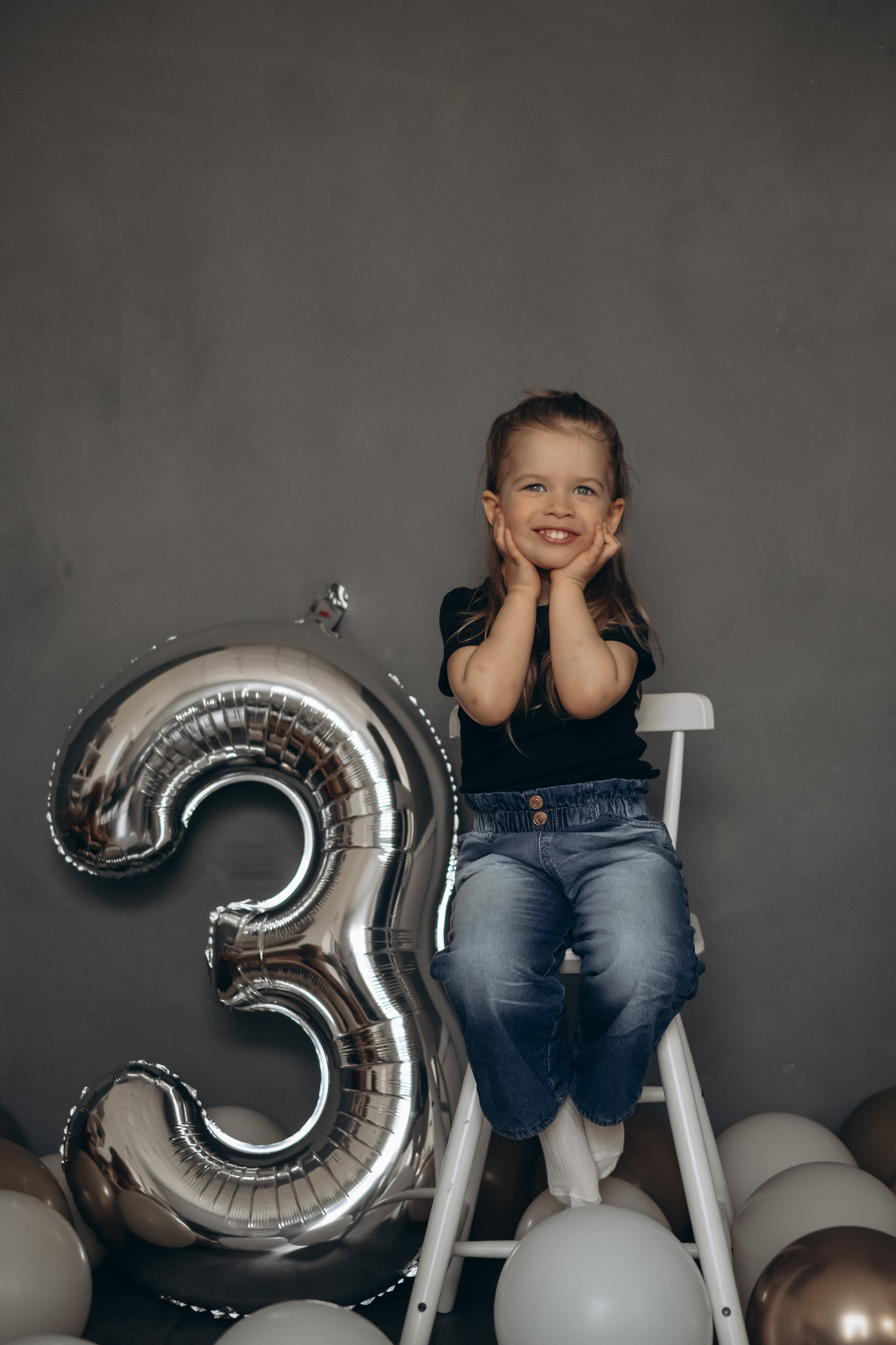 Фотосессия «День рождения» в минималистичной студии. Фотограф Новосибирск Анна Рождественская