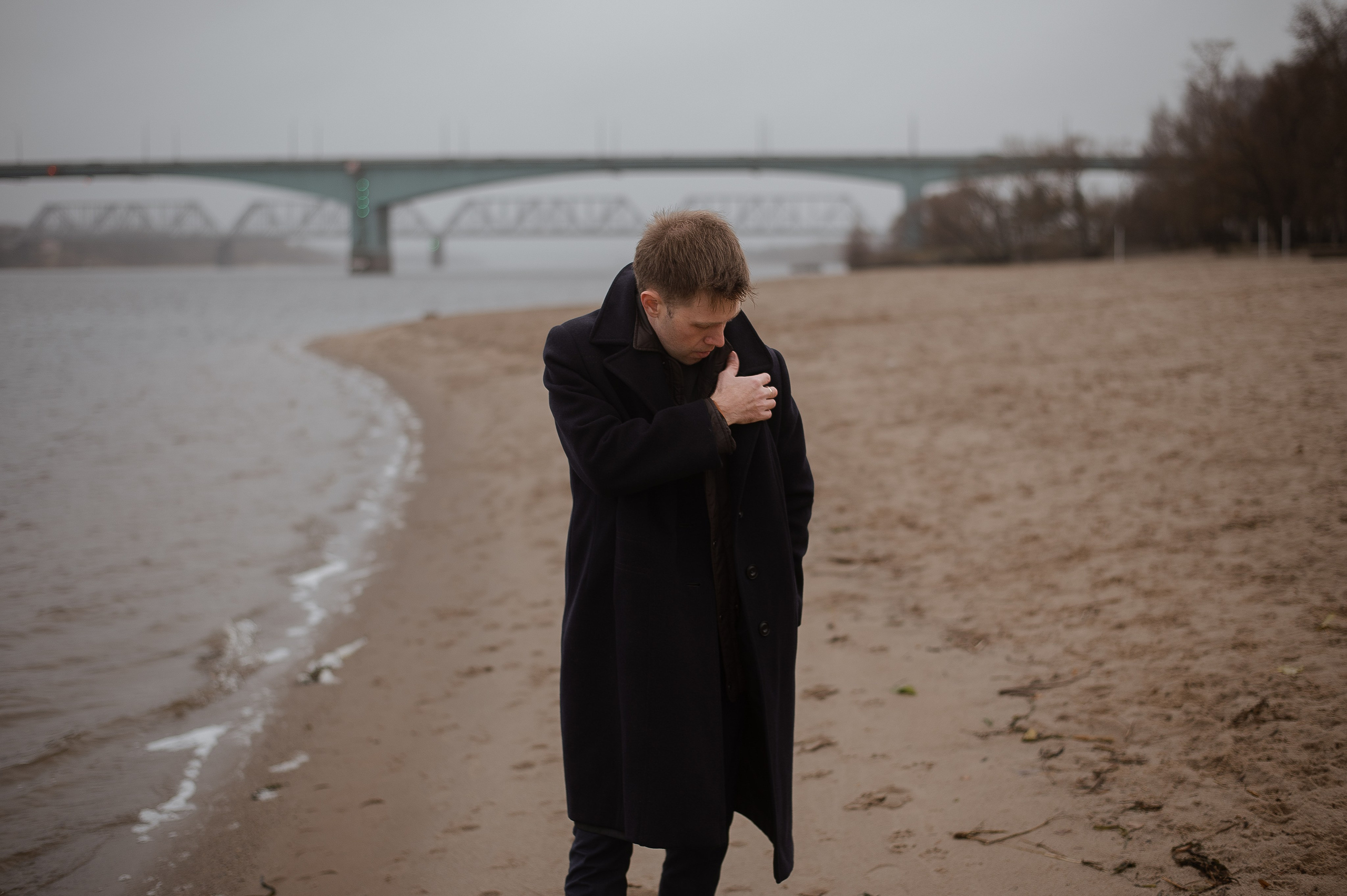 Арсений, пасмурная вода в осени. Свадебный фотограф в Ярославле Денис Медоваров