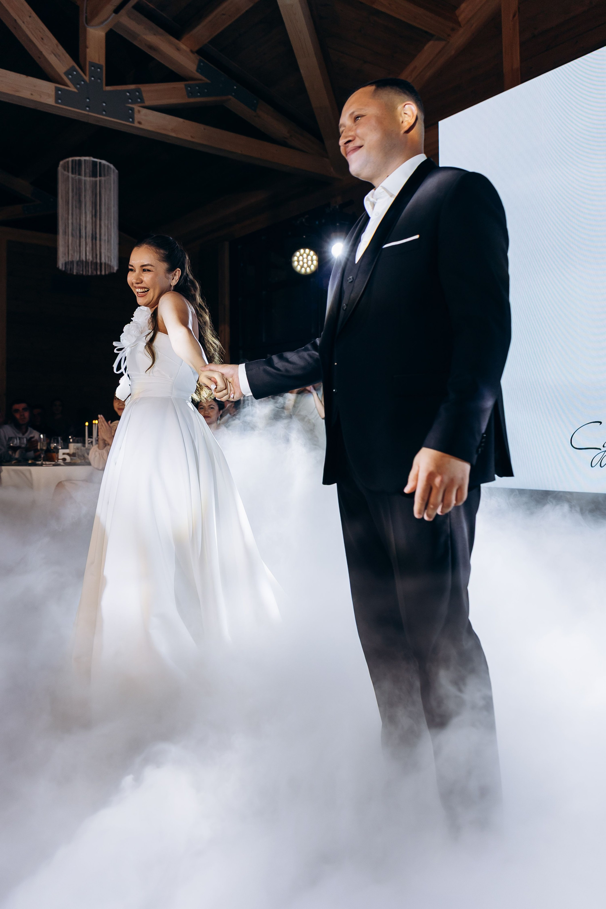 танец жениха и невесты фото. свадебный банкет в Казани. Площадка Веранда Лес. Свадебный фотограф Казань