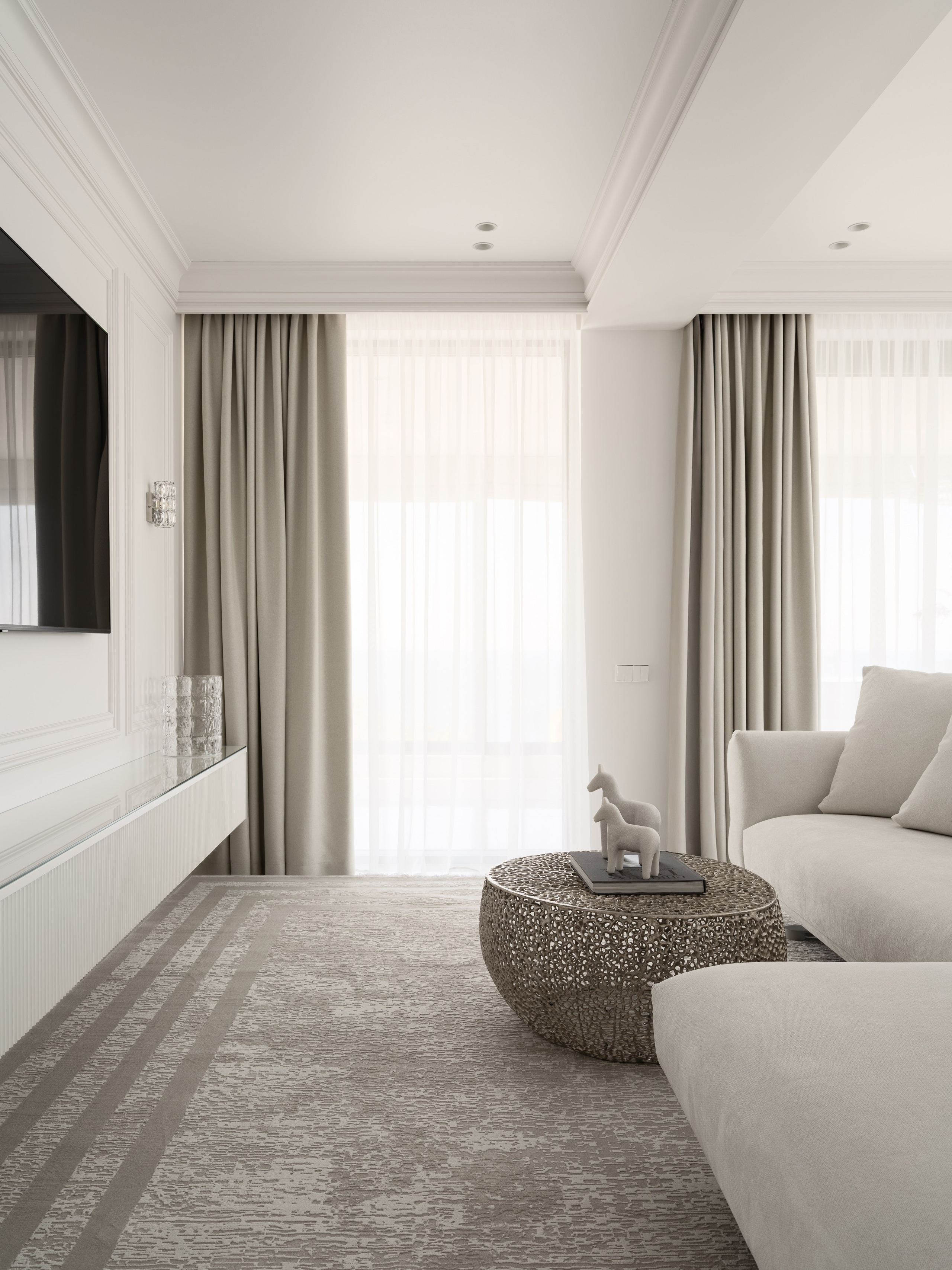 Современная гостиная в нейтральных оттенках с панорамными шторами, мягким диваном и стильным журнальным столиком, элегантное пространство в стиле минимализм — дизайнер Алёна Боярская, стилист Наталья Якушева, фотограф Сергей Денисенко.