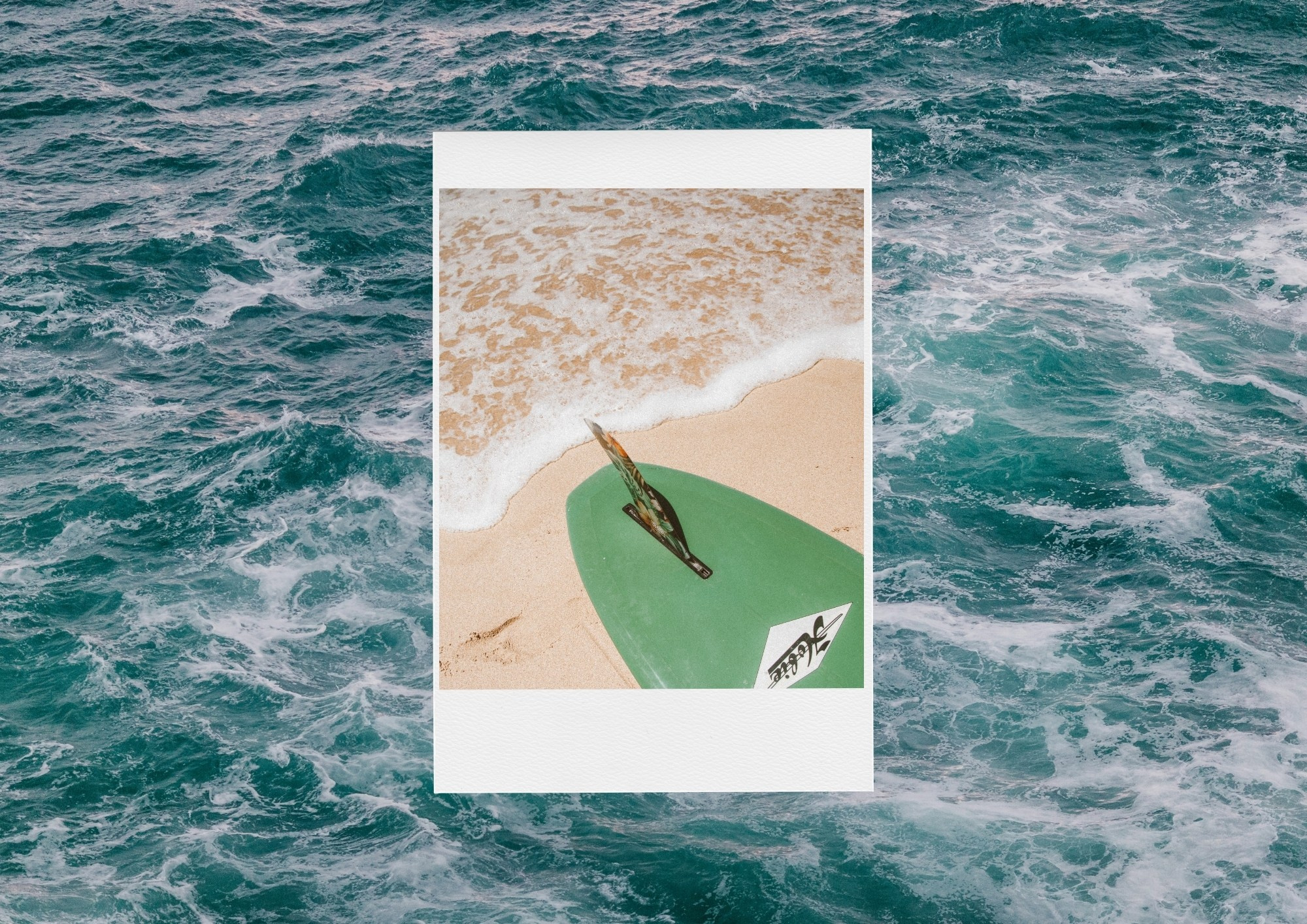 Зелёная доска для серфинга на песчаном пляже у кромки волны