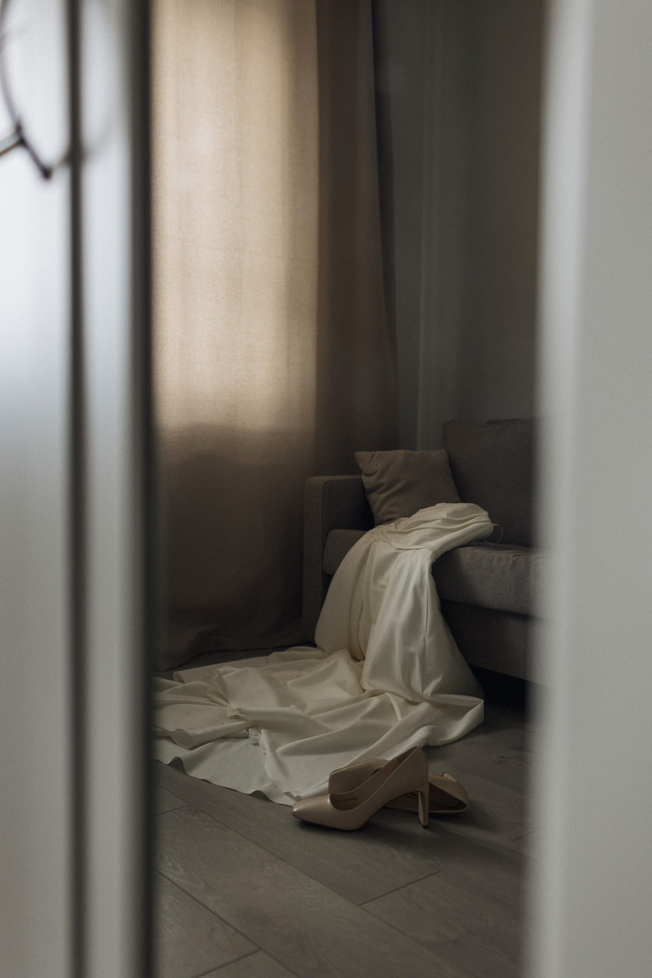 Арт-кадр для невест: отражение свадебного платья с туфлями в  зеркале при мягком боковом освещении