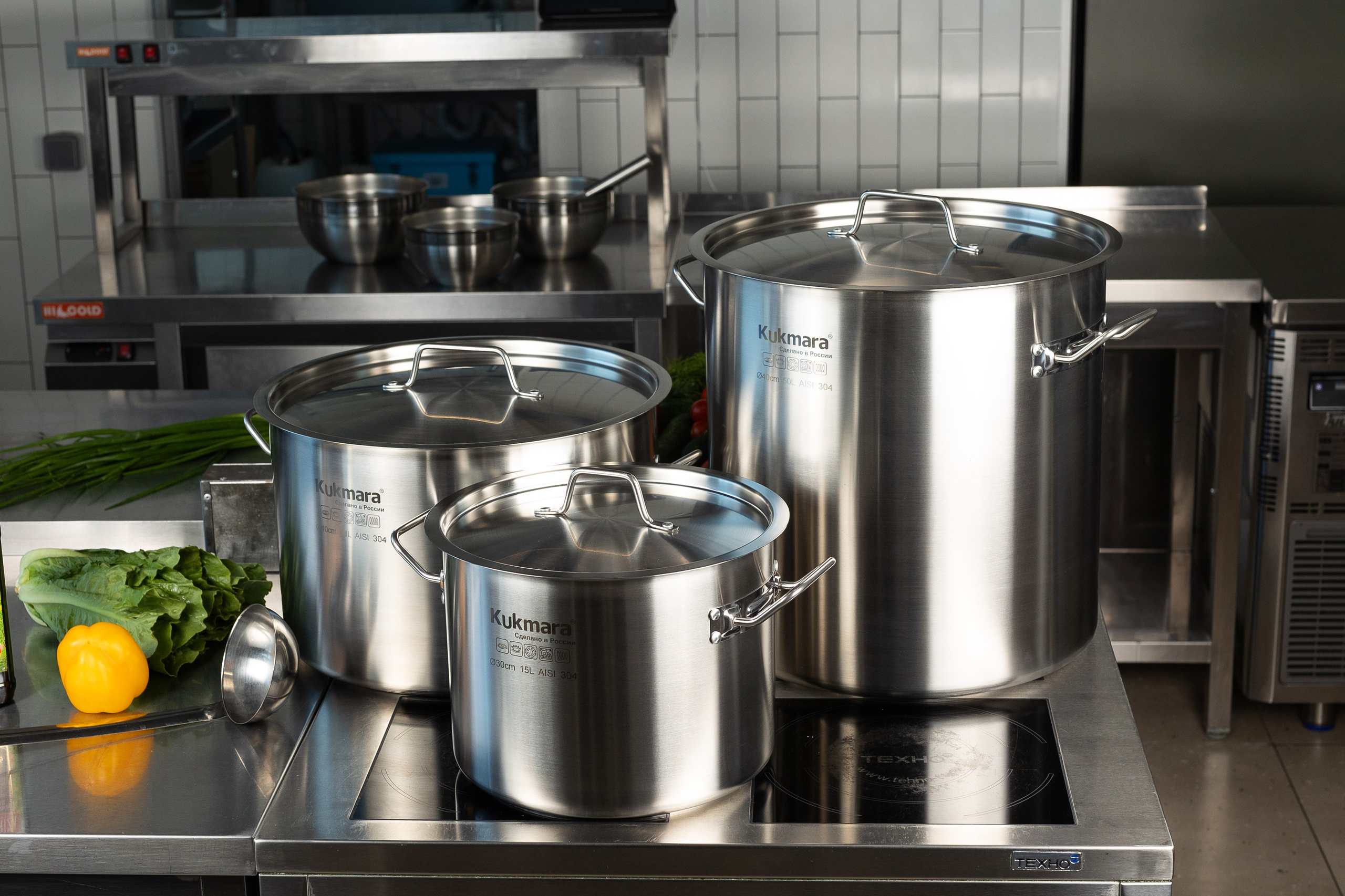 Набор профессиональных котлов HORECA на кухне в кафе