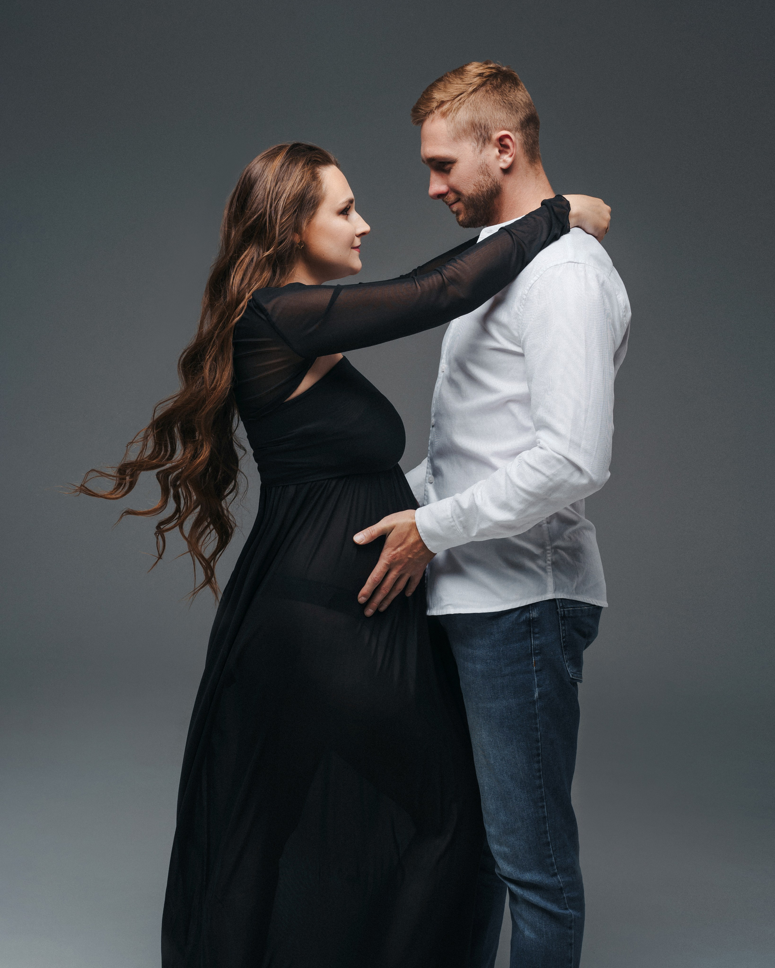 Фотосессия  Беременности с мужем в студии с прокатом одежды в Екатеринбурге