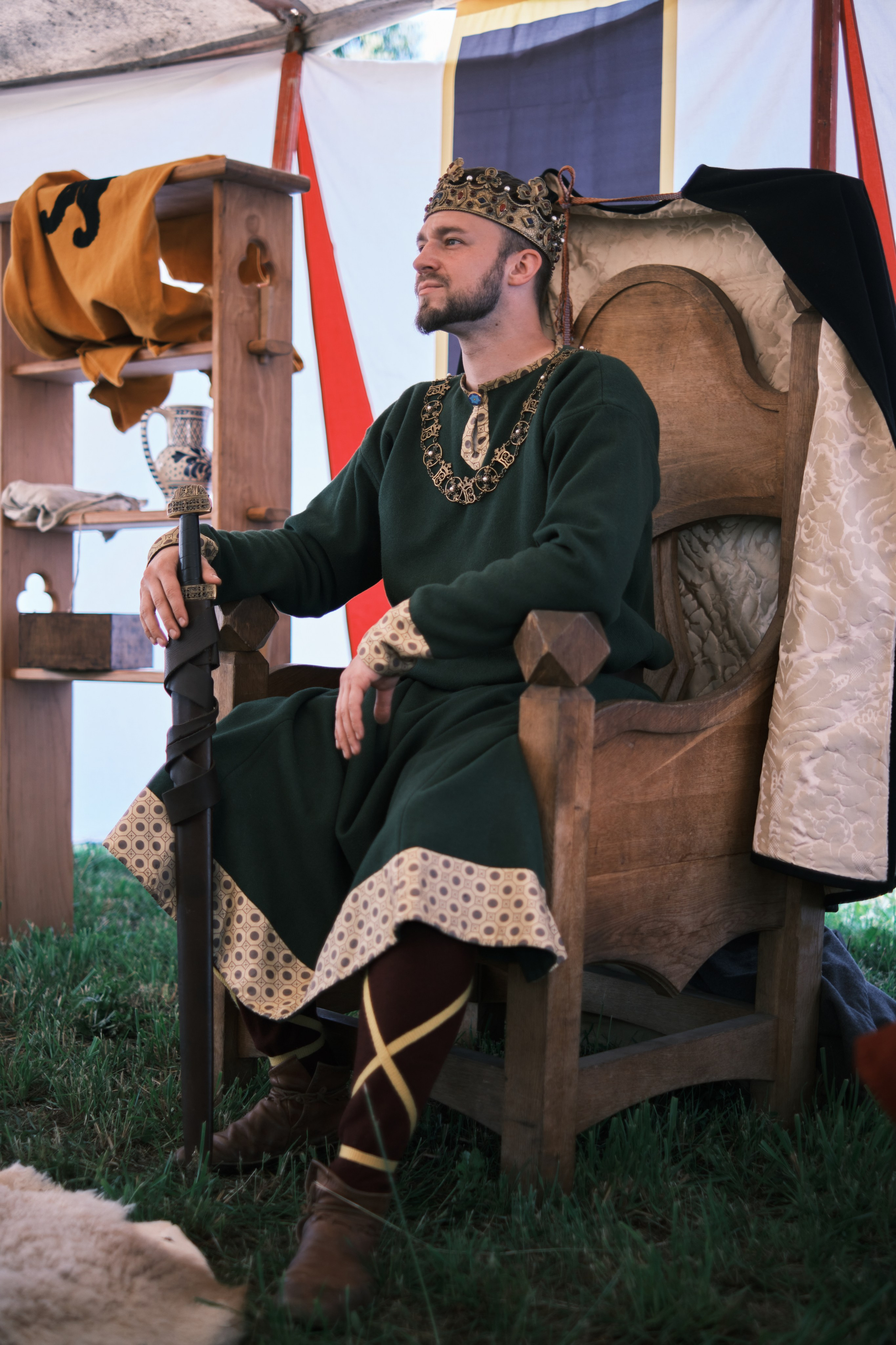 Король Артур восседает на троне