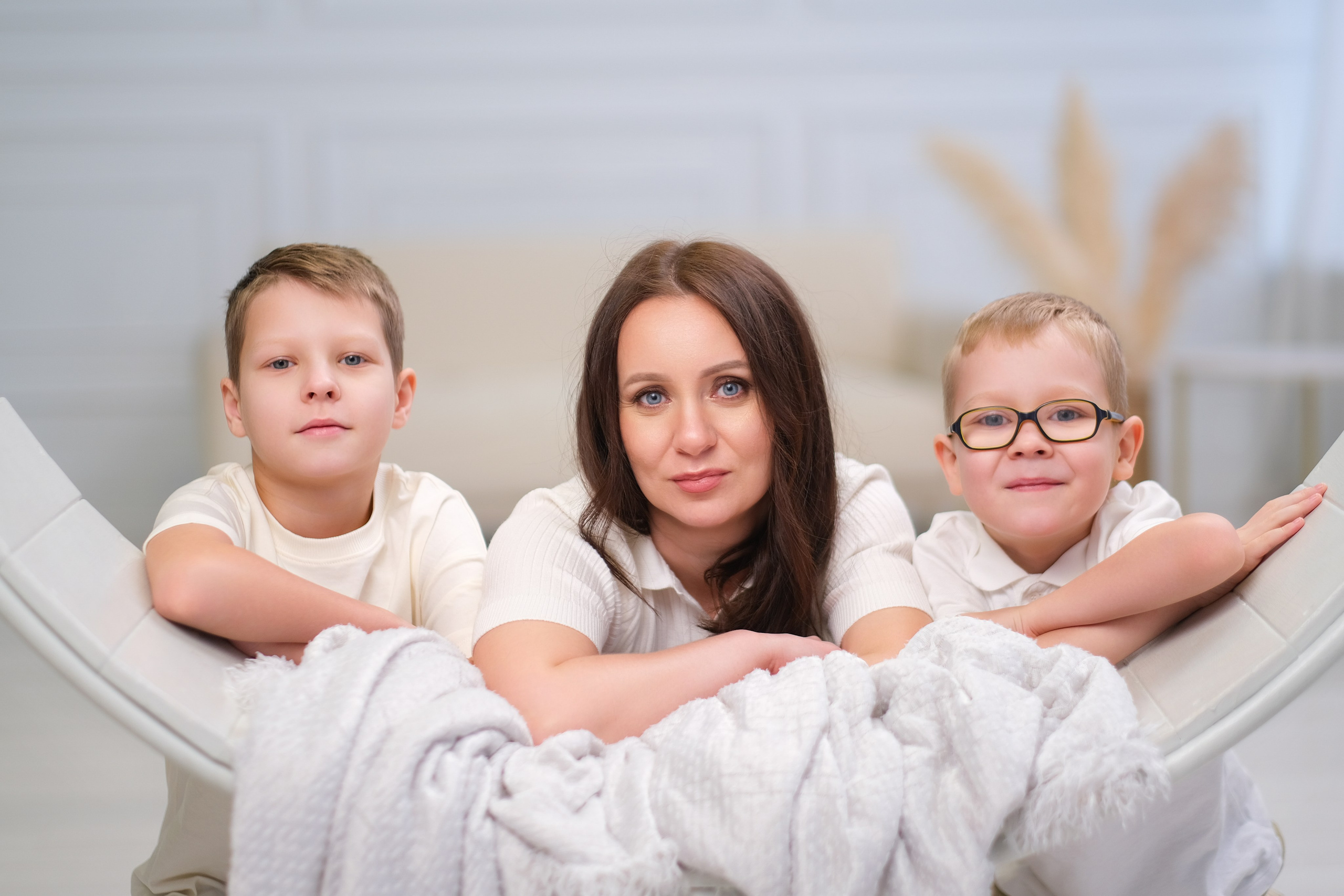 Семейная фотосессия в студии с 2-мя сыновьями