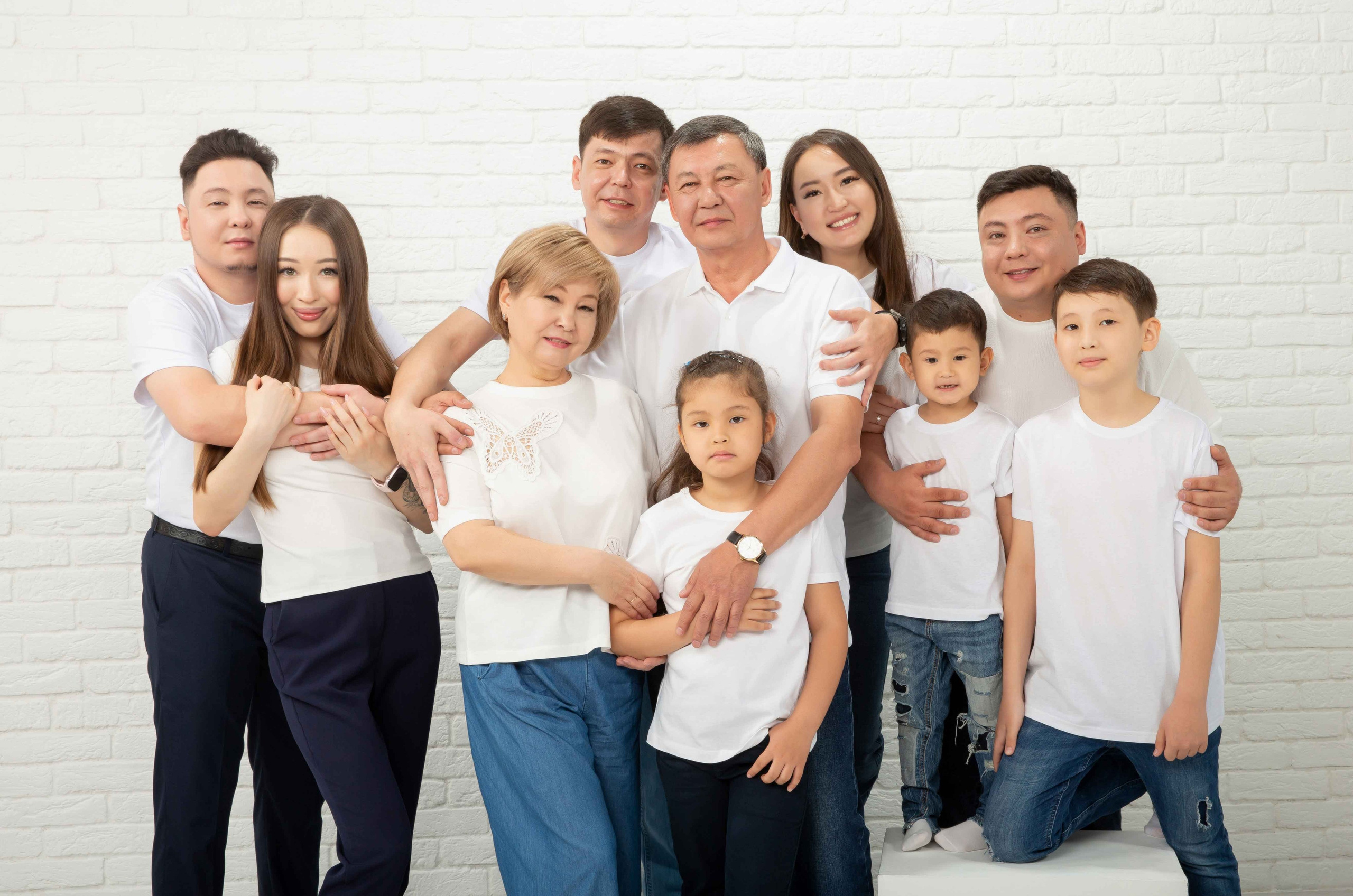 Фотосессия большой семьи в фотостудии. Совет с семьей. Фотостудия Алматы. Семейная и детская фотостудия Family studio.Фотограф Алматы