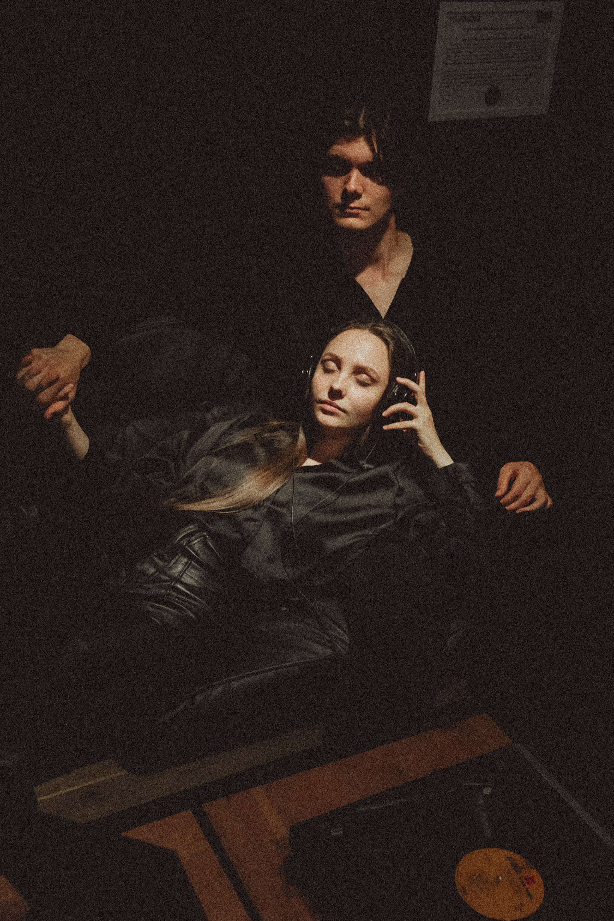 Парная ретро фотосессия в магазине с виниловыми пластинками