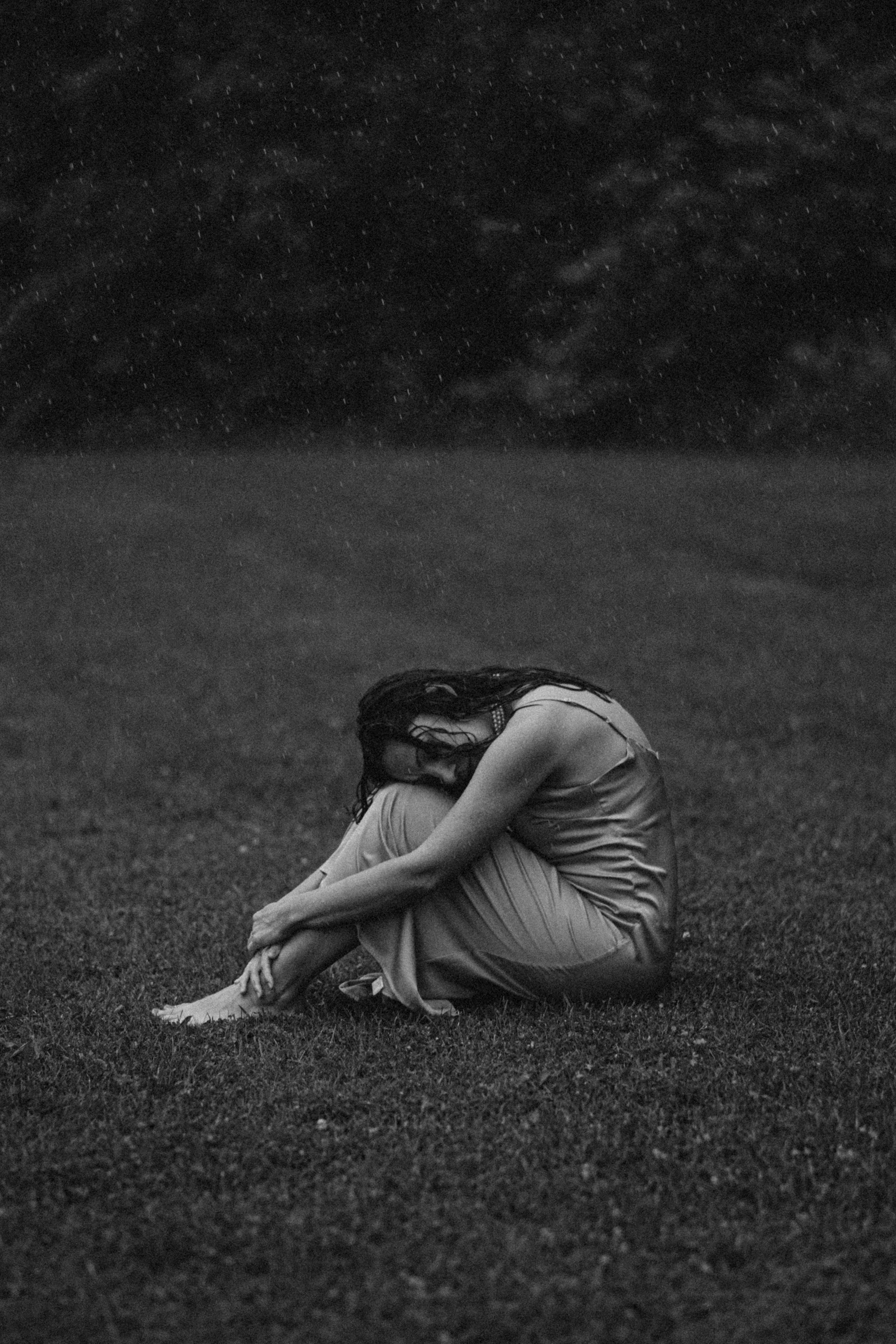 Чёрно-белая фотосессия в дождь